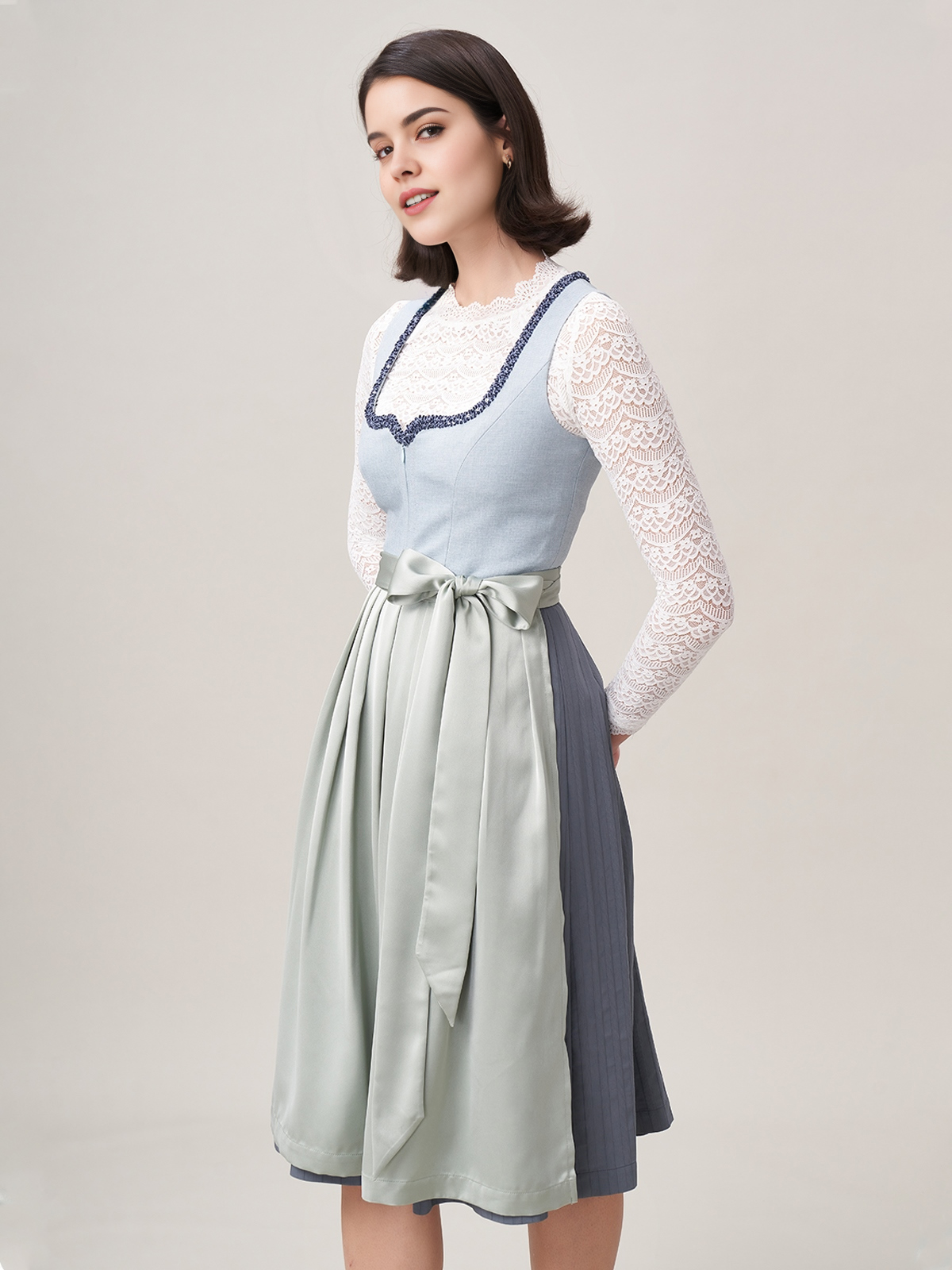 Dirndl Blau Grau – Eleganz in Perfektion