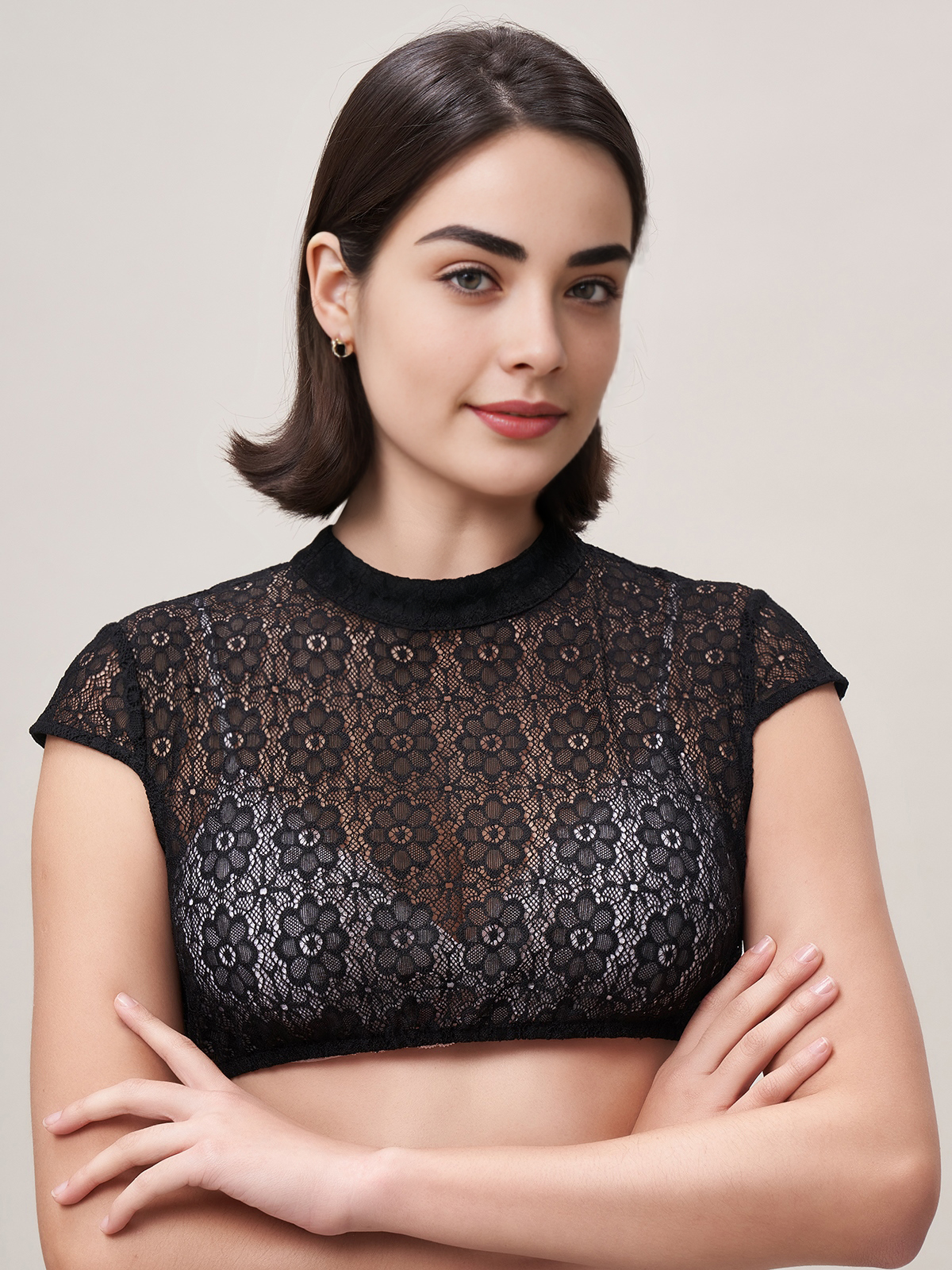 Modernes Dirndl in Schwarz mit Spitzenbluse