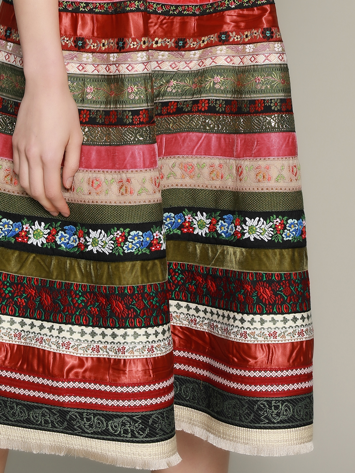 Ein elegantes hellblaues Dirndl mit floralen Details