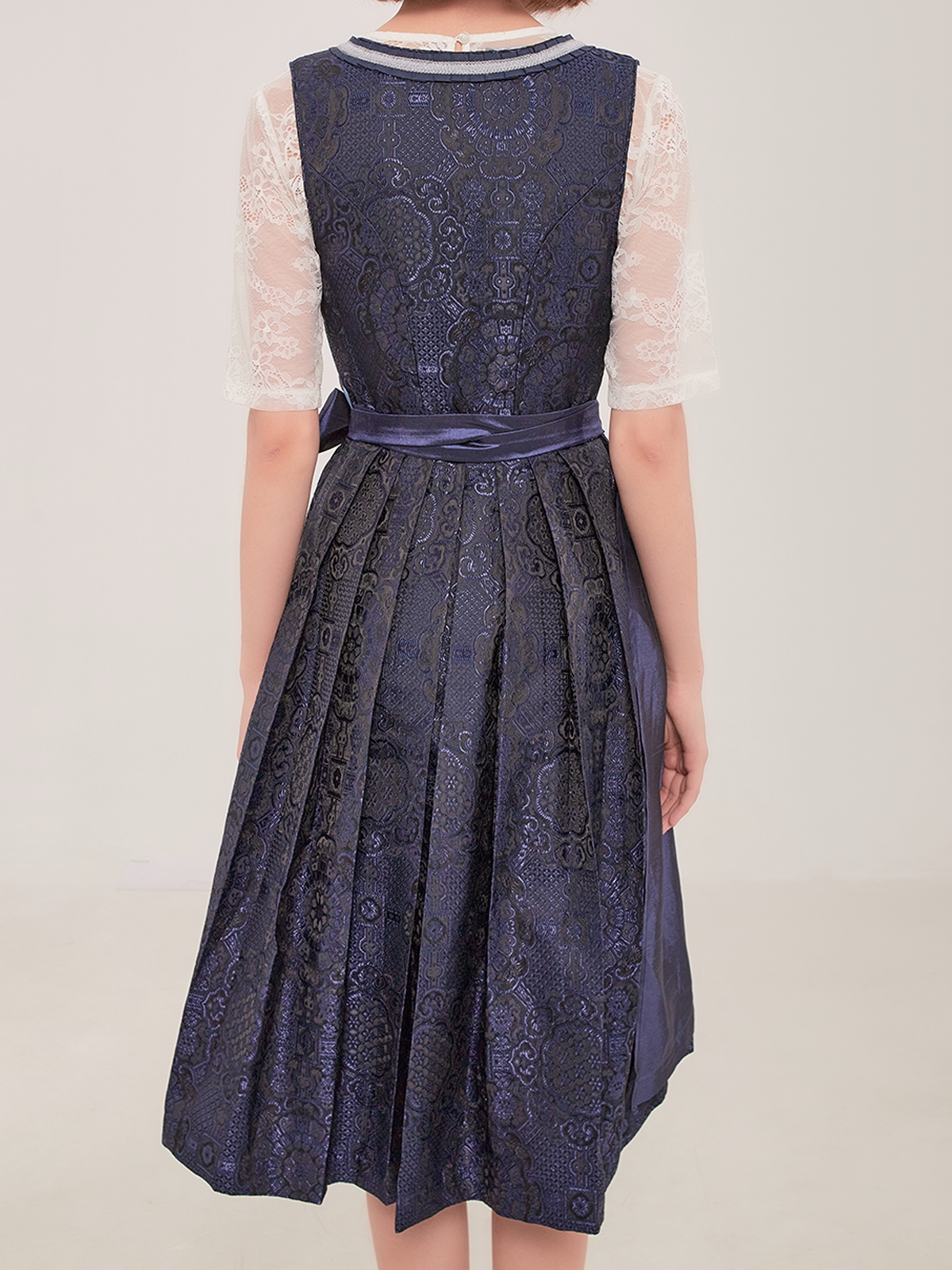 Dirndl Braun mit blauer Bluse – ein zeitloser Look