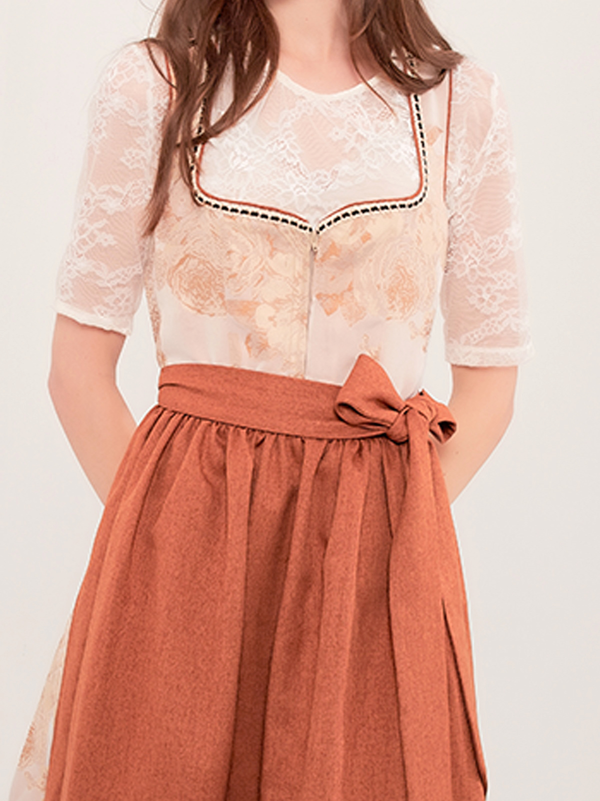 Dirndl in Braun mit traditioneller Stickerei