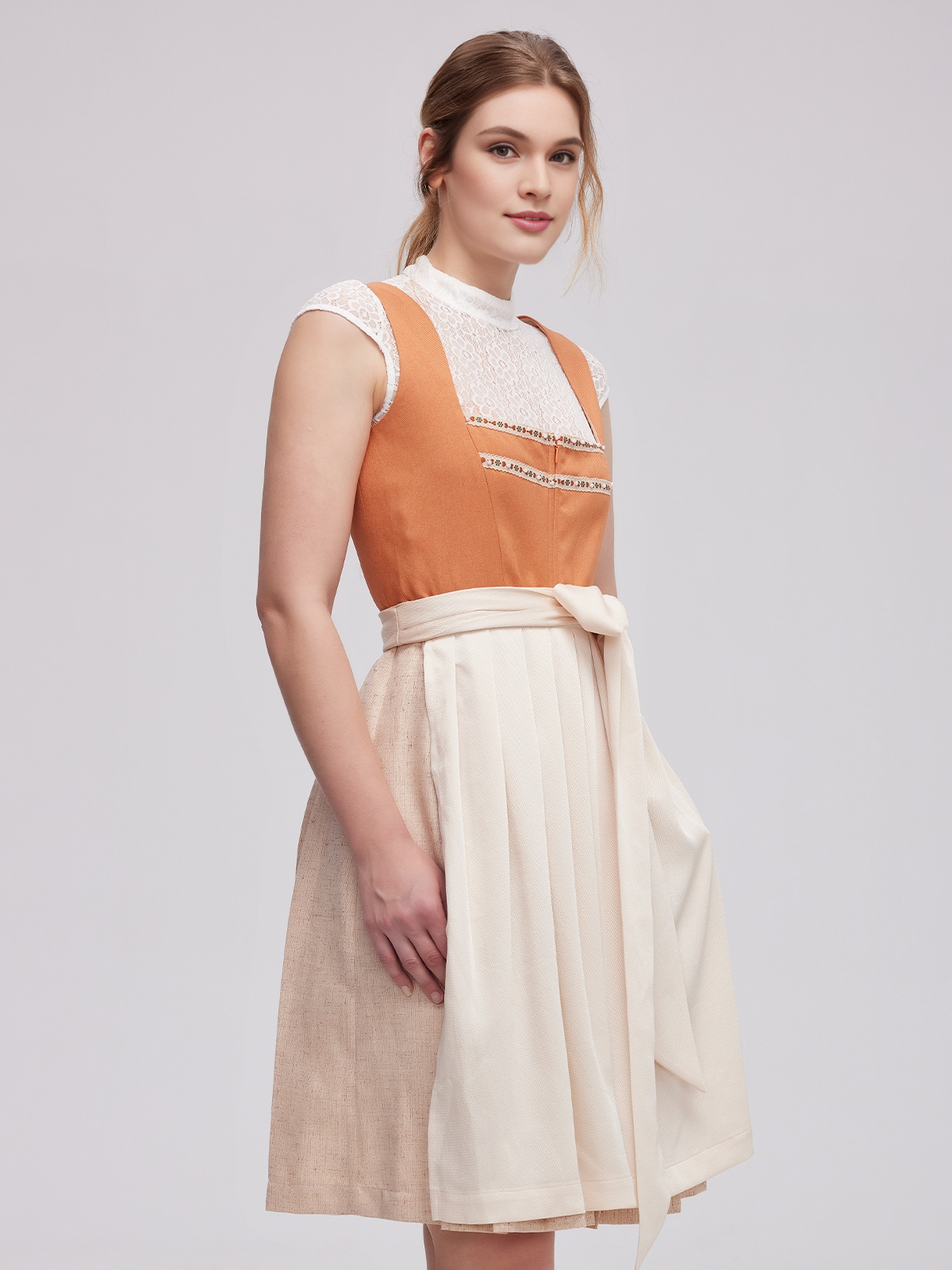 Ehreer Dirndl in Orange – ein Blickfang für jedes Fest