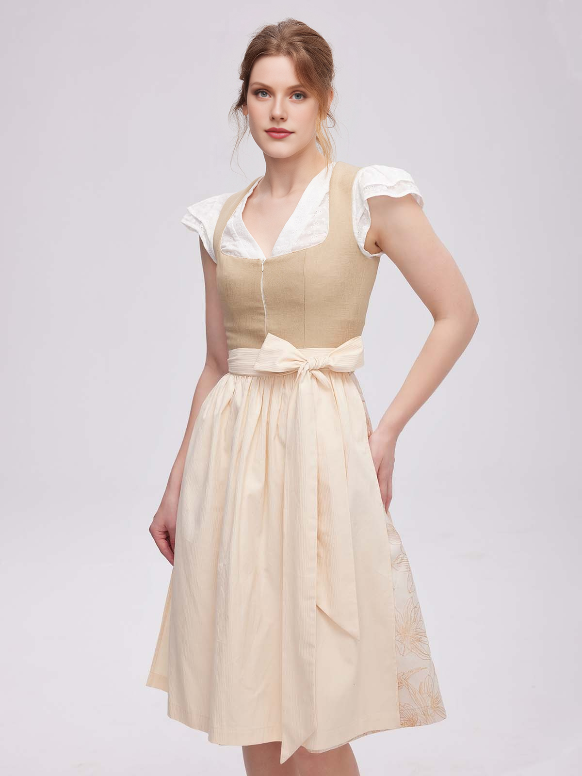 Dirndl mit großem Ausschnitt in Braun