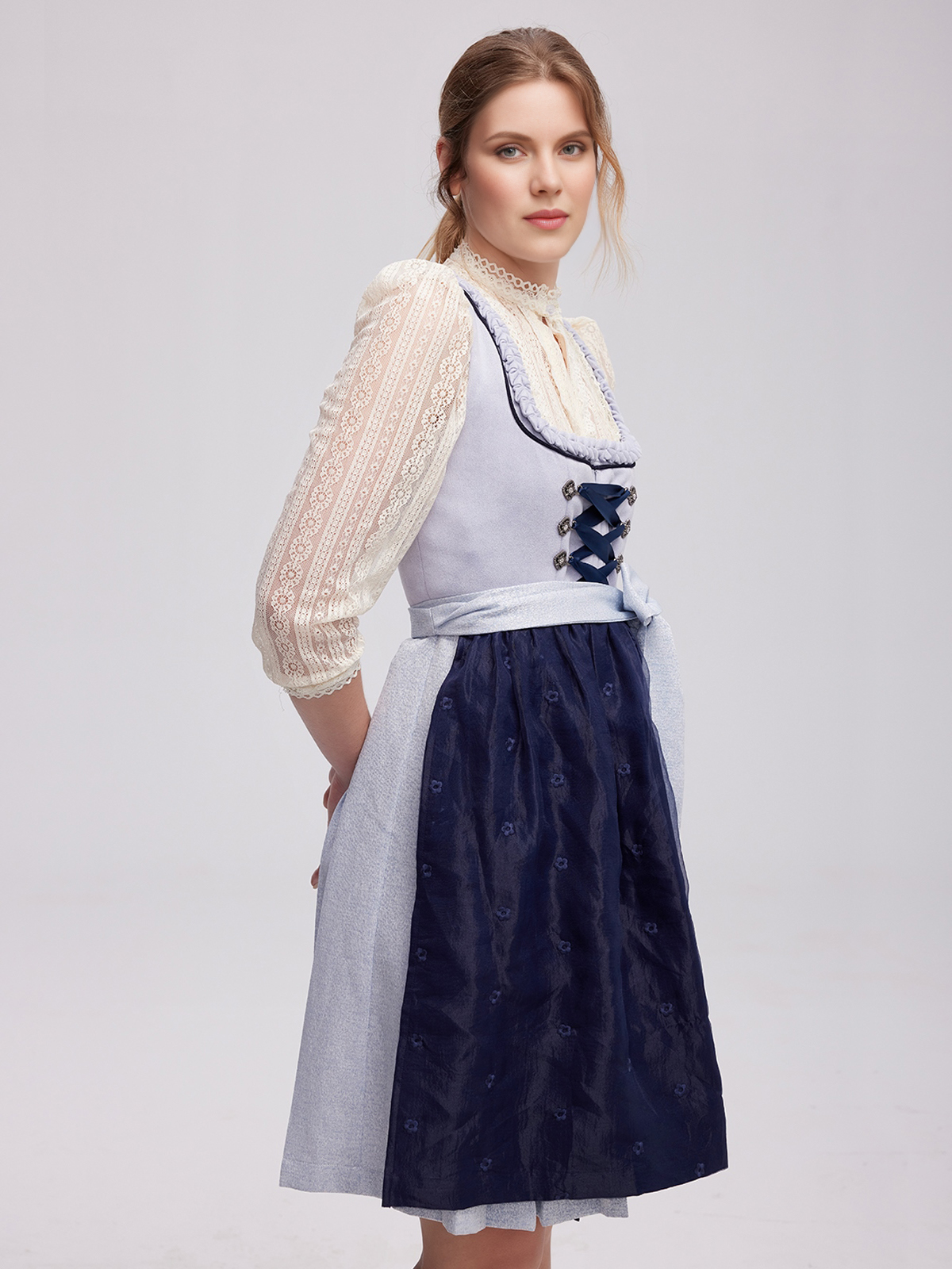 Modernes Dirndl in Blau