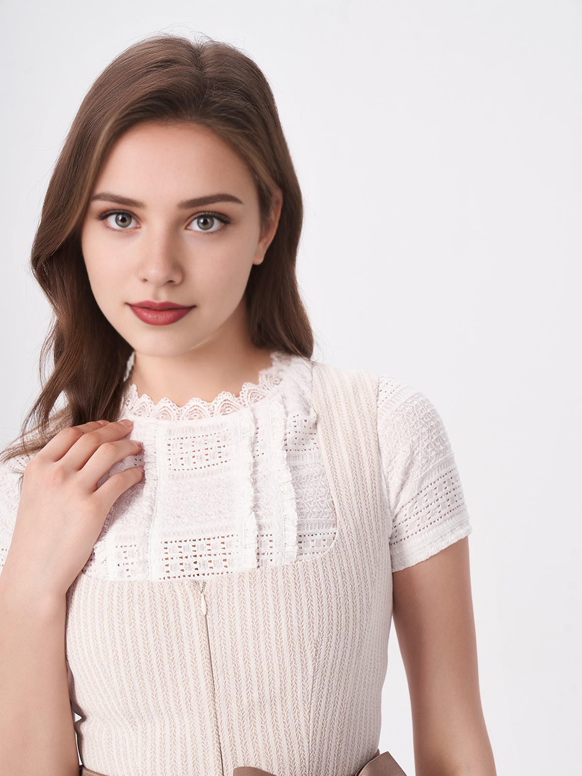 Modernes Dirndl in Beige – perfekt für den Alltag