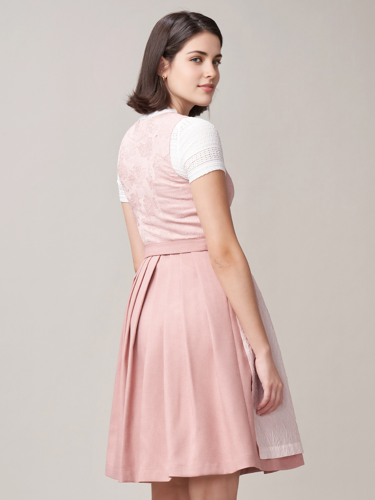 Dirndl mit Herzausschnitt in Rosa