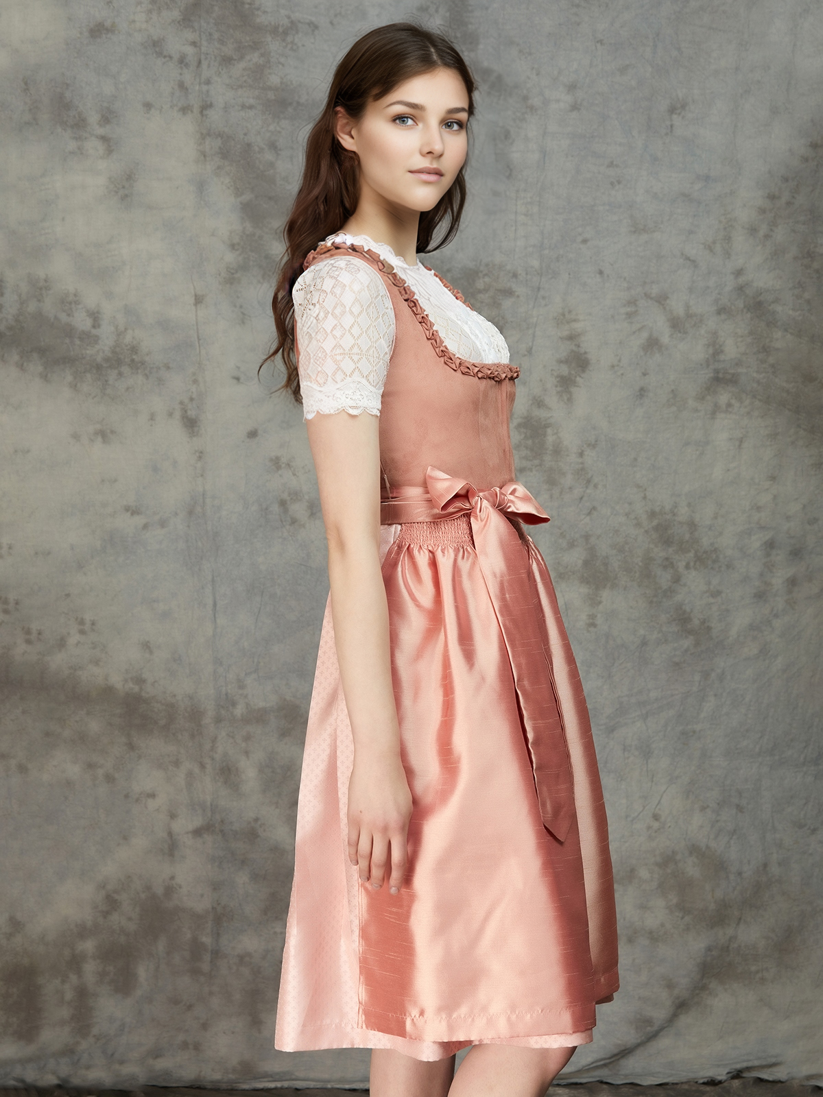 Modernes rosa Dirndl mit aufwendigen Details