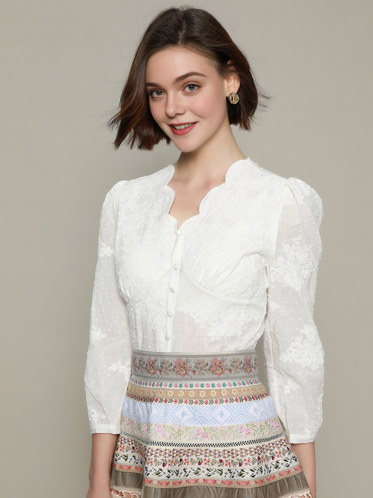 Dirndl Mini in Weiß mit floralen Details
