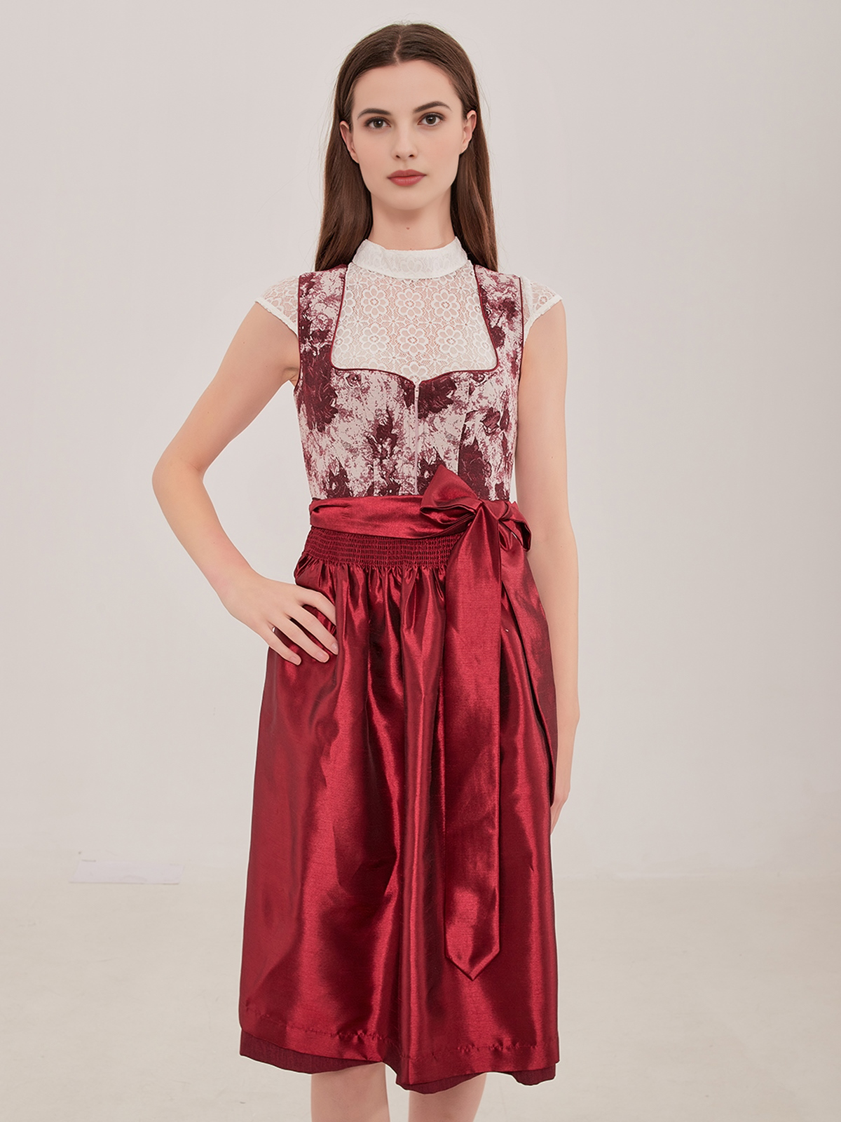 Dirndl Weiß Blau mit traditioneller Stickerei