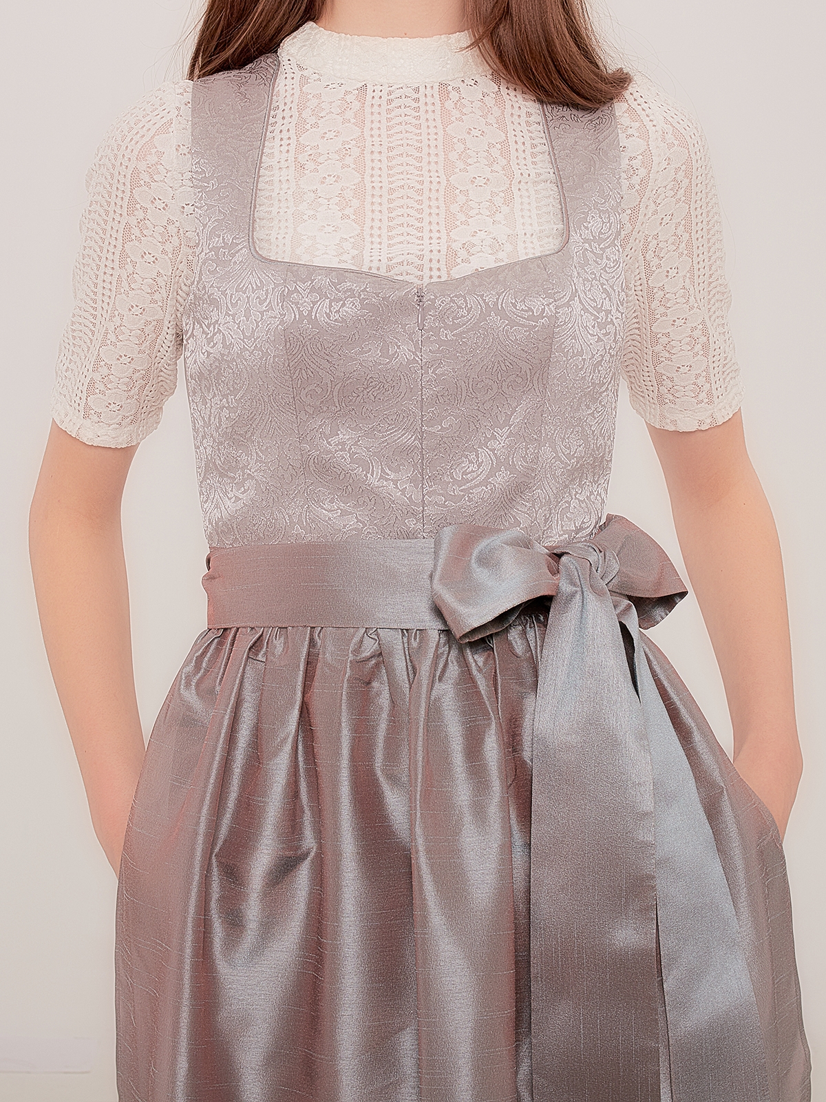 Dirndl in Grün mit traditionellen Elementen