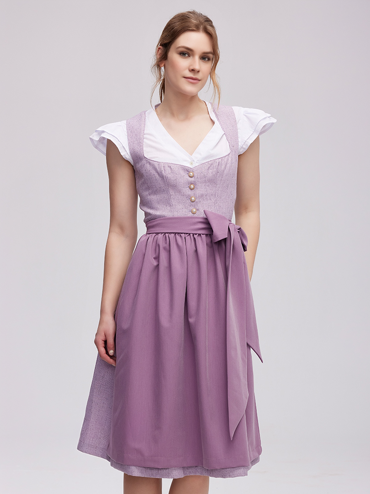 Dirndl in Lila mit langärmeliger Bluse