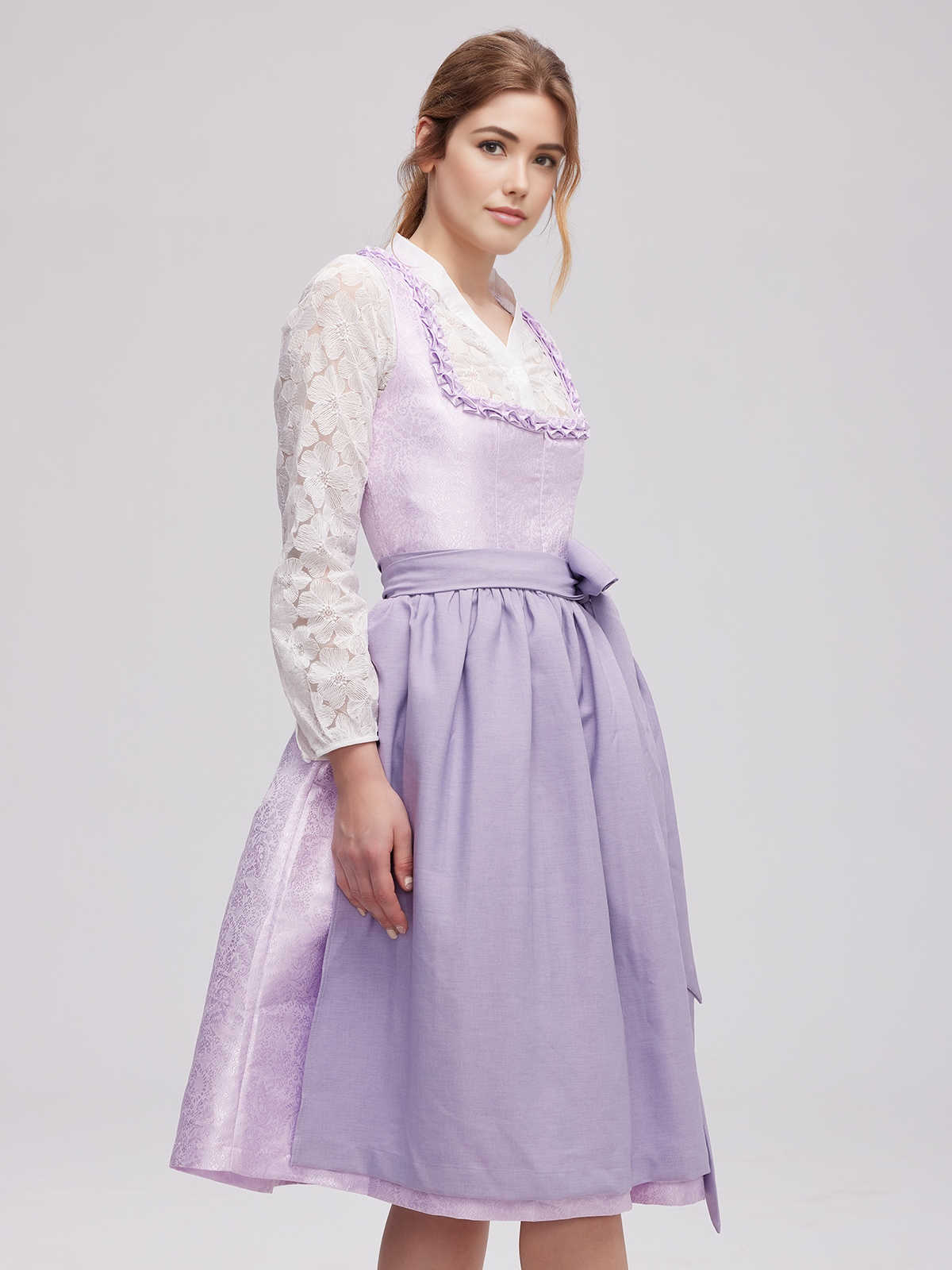 Moderne Dirndl in Lila mit innovativem Schnitt
