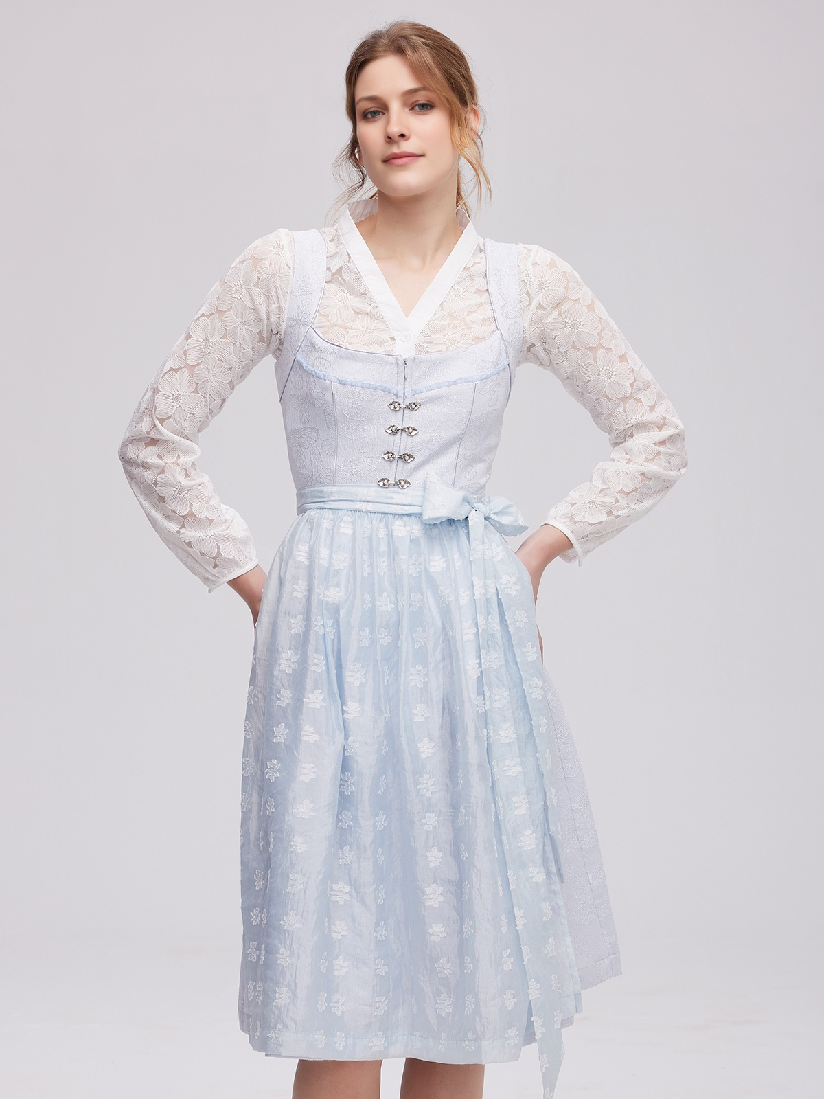 Modernes blaues Dirndl mit floralen Details