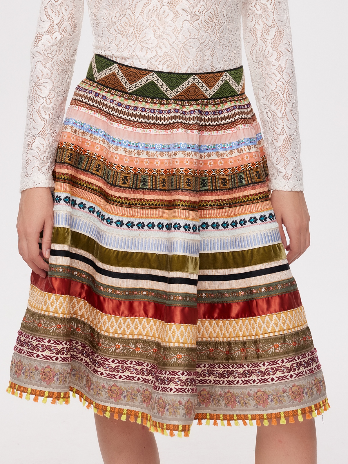 Ein elegantes rotes Dirndl mit traditionellen Stickereien