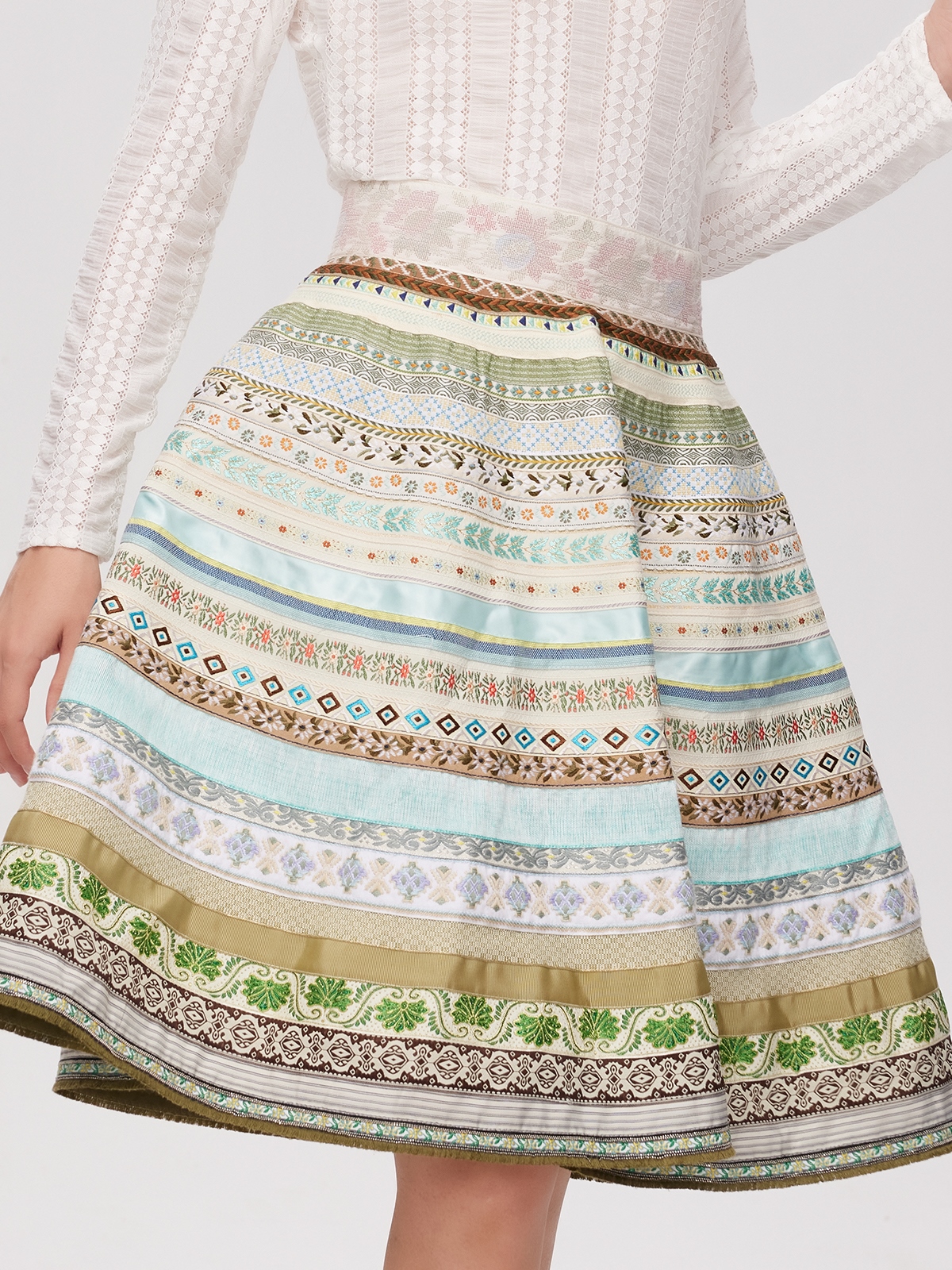 Modernes Samtdirndl in Rot – elegant und zeitgemäß