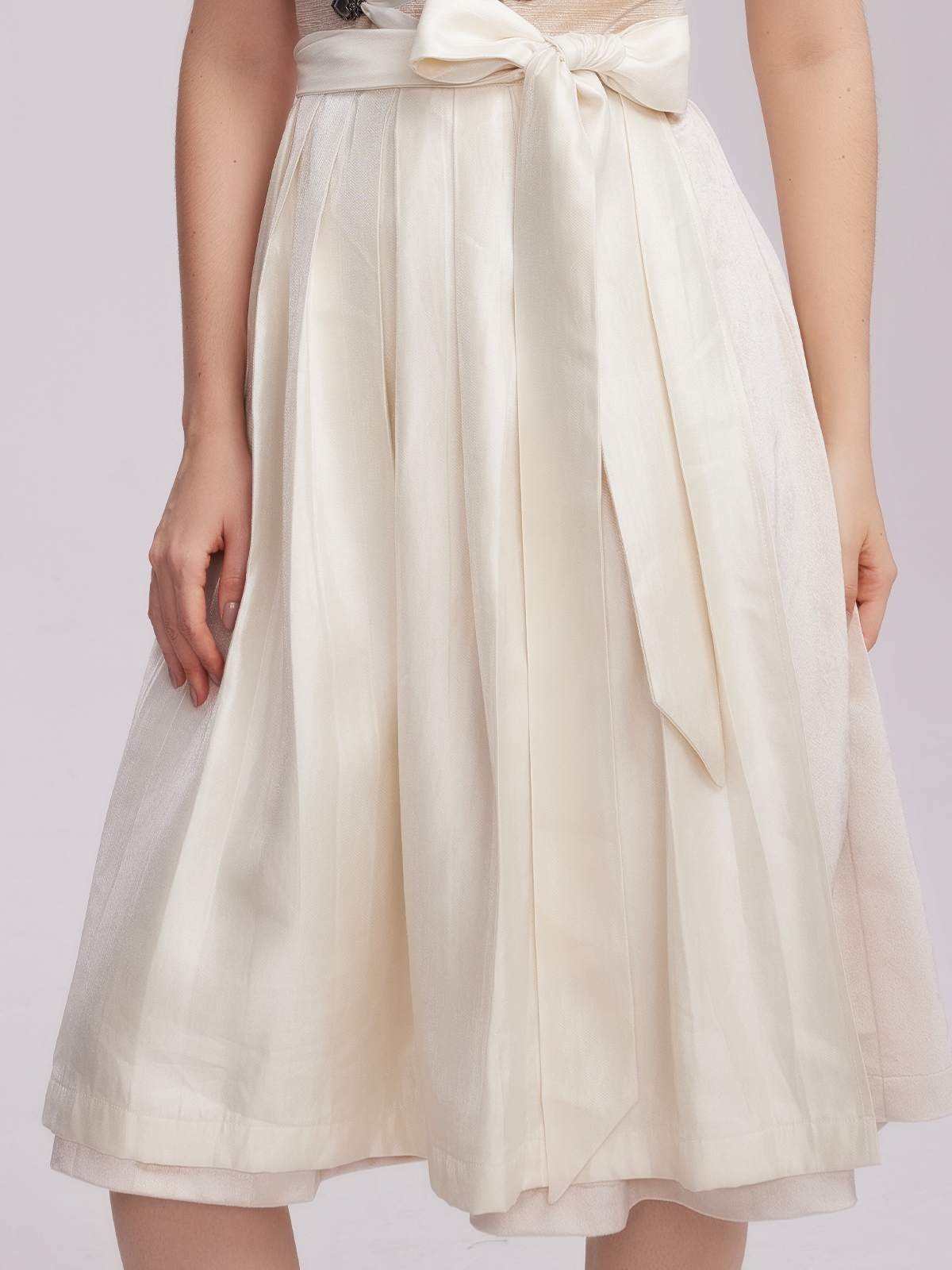 Dirndl in violett mit traditioneller Schürze