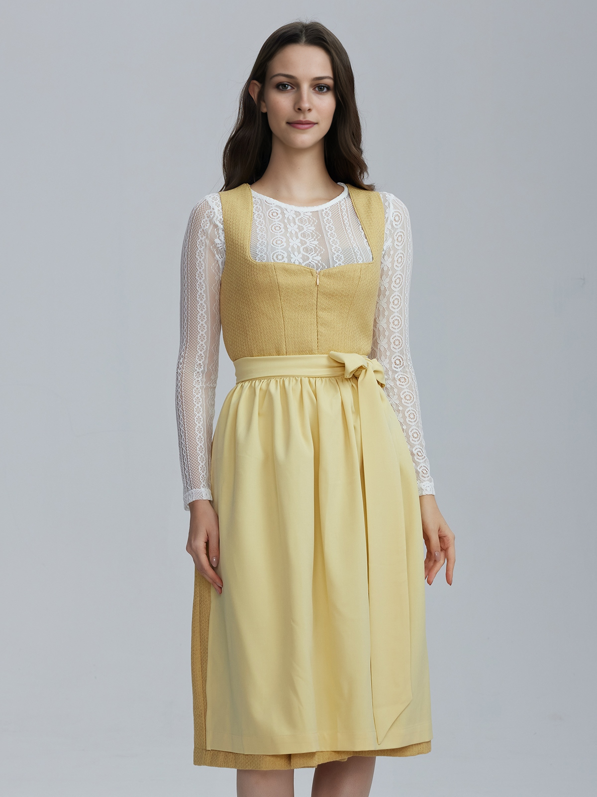 Modernes lila Dirndl mit femininem Schnitt