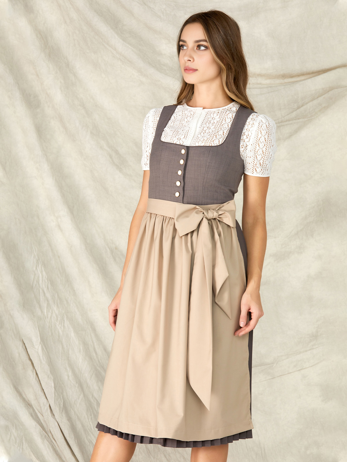 Modernes Dirndl in Grau – zeitlose Eleganz mit urbanem Flair