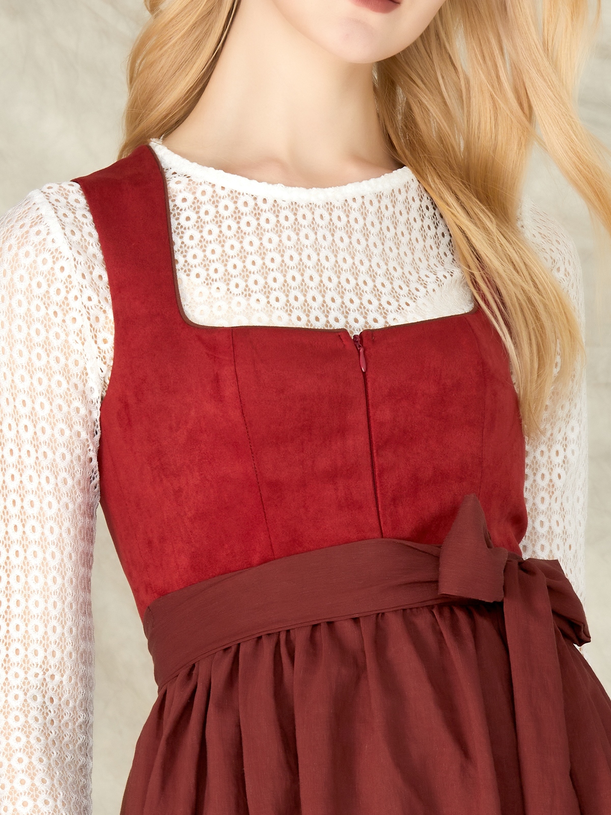 Modernes Dirndl in Rot mit schlanker Silhouette