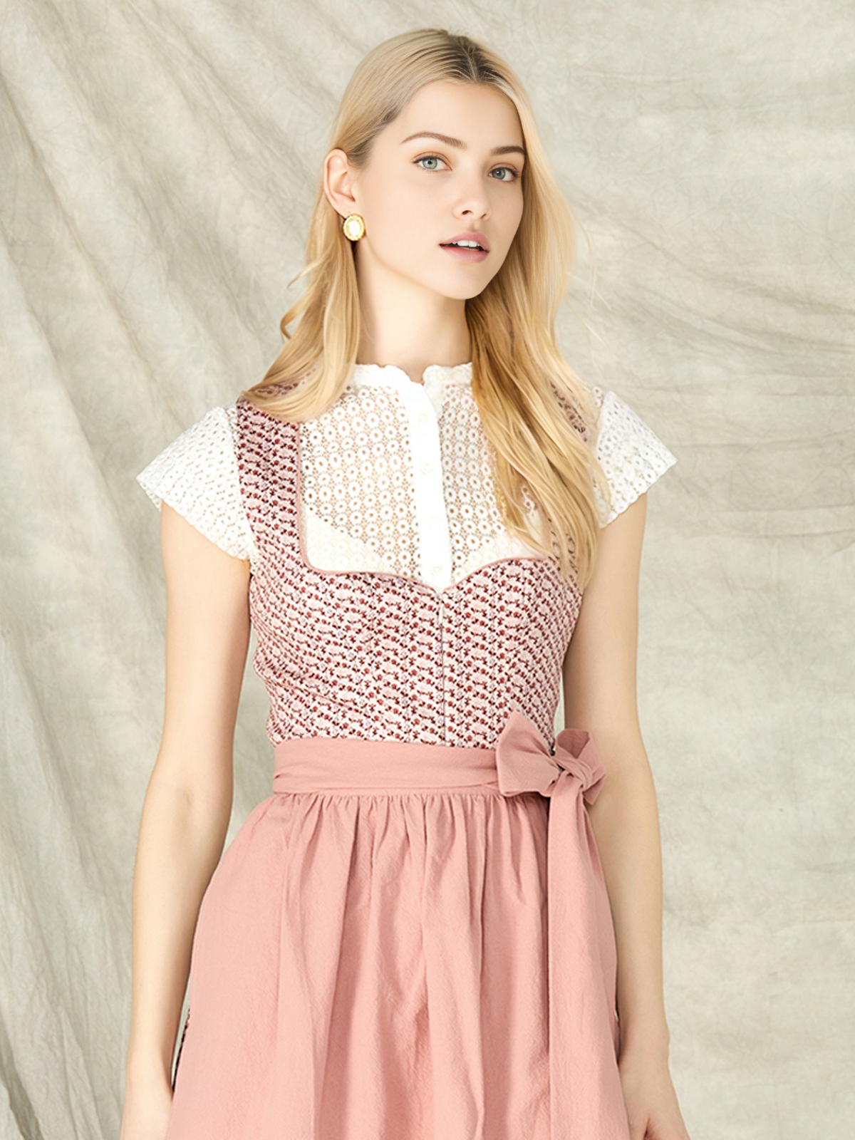 Modernes Dirndl in Rosa mit eleganter Taillenbetonung