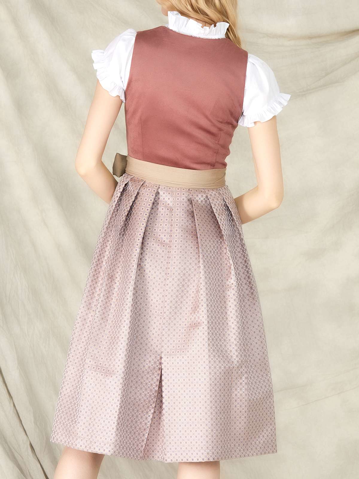 Modernes rot-schwarzes Dirndl mit figurbetonter Silhouette