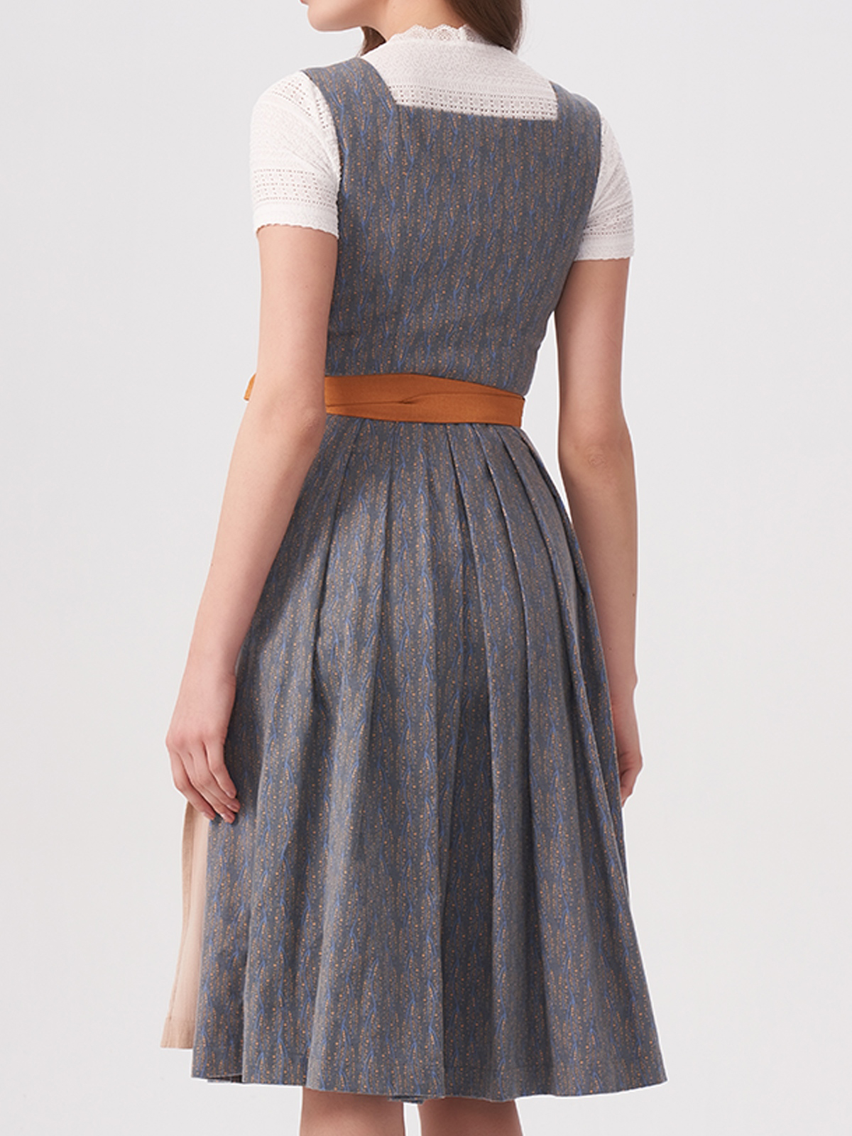 Modernes Dirndl mit hochgeschlossener Bluse