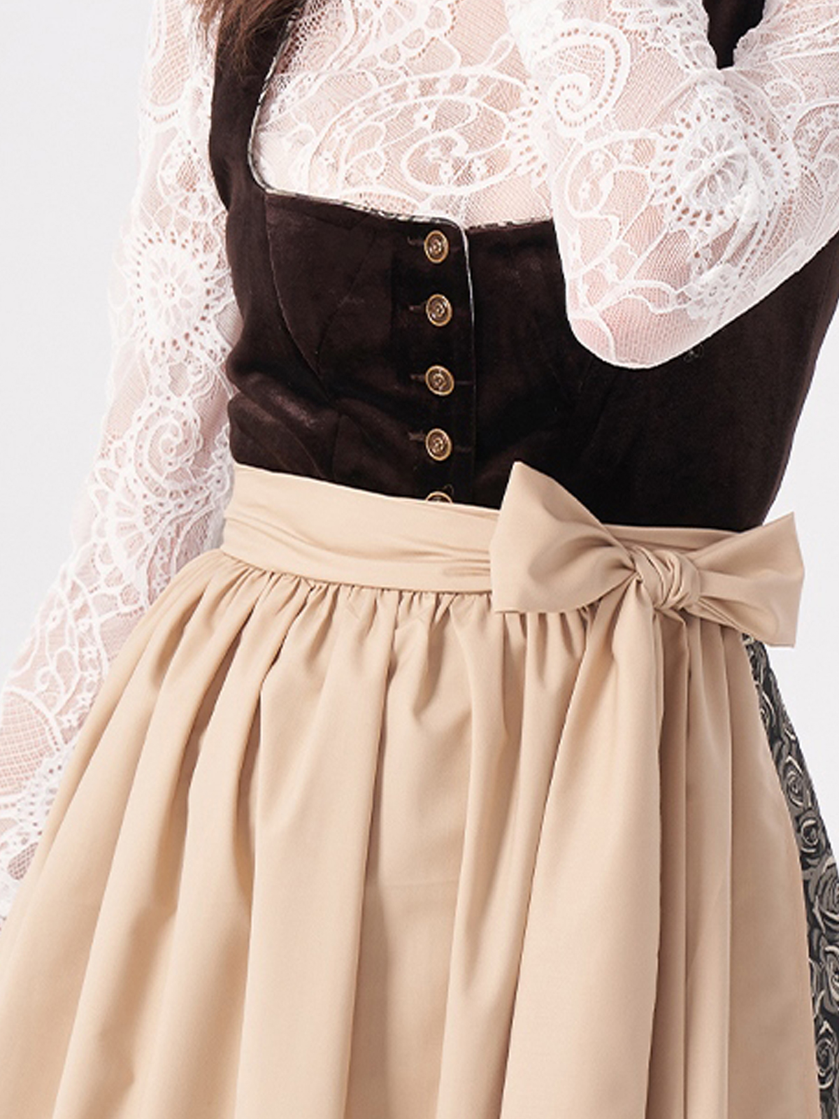 Dirndl in Braun mit traditionellem Schnitt