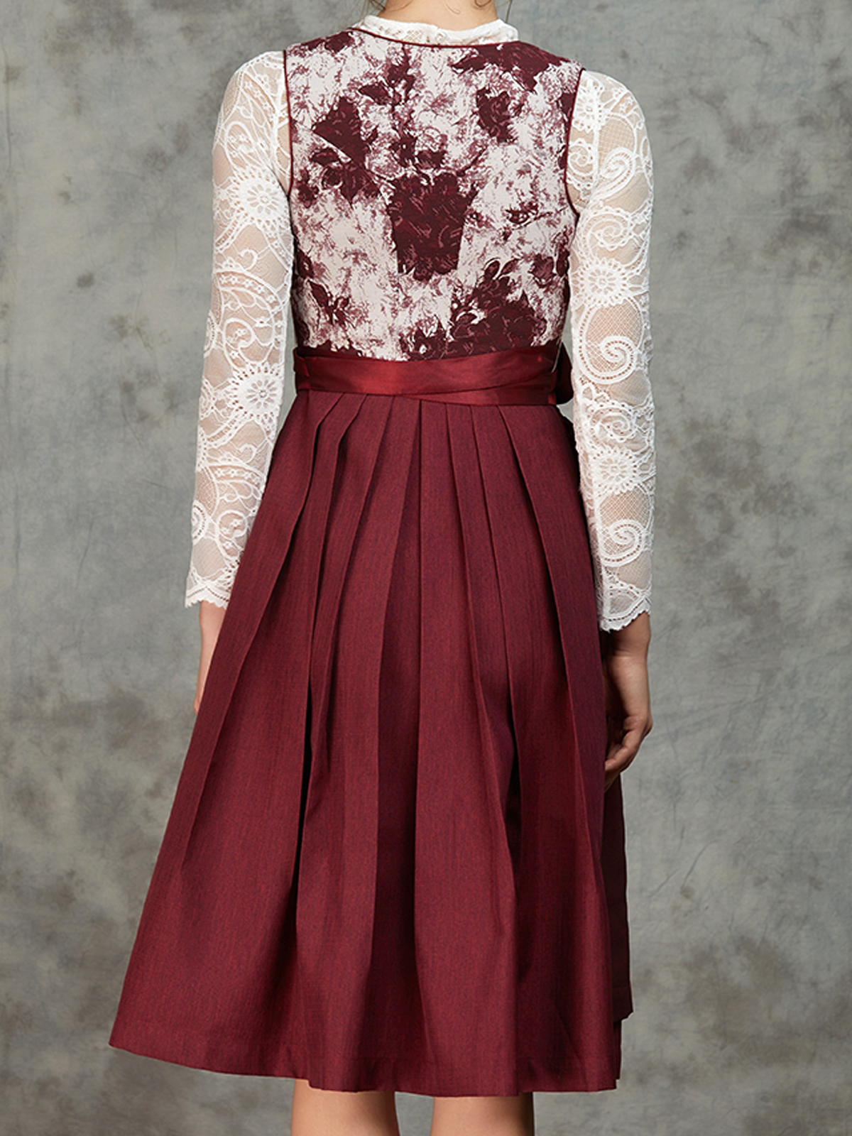 Grünes Samt-Dirndl mit floralen Details