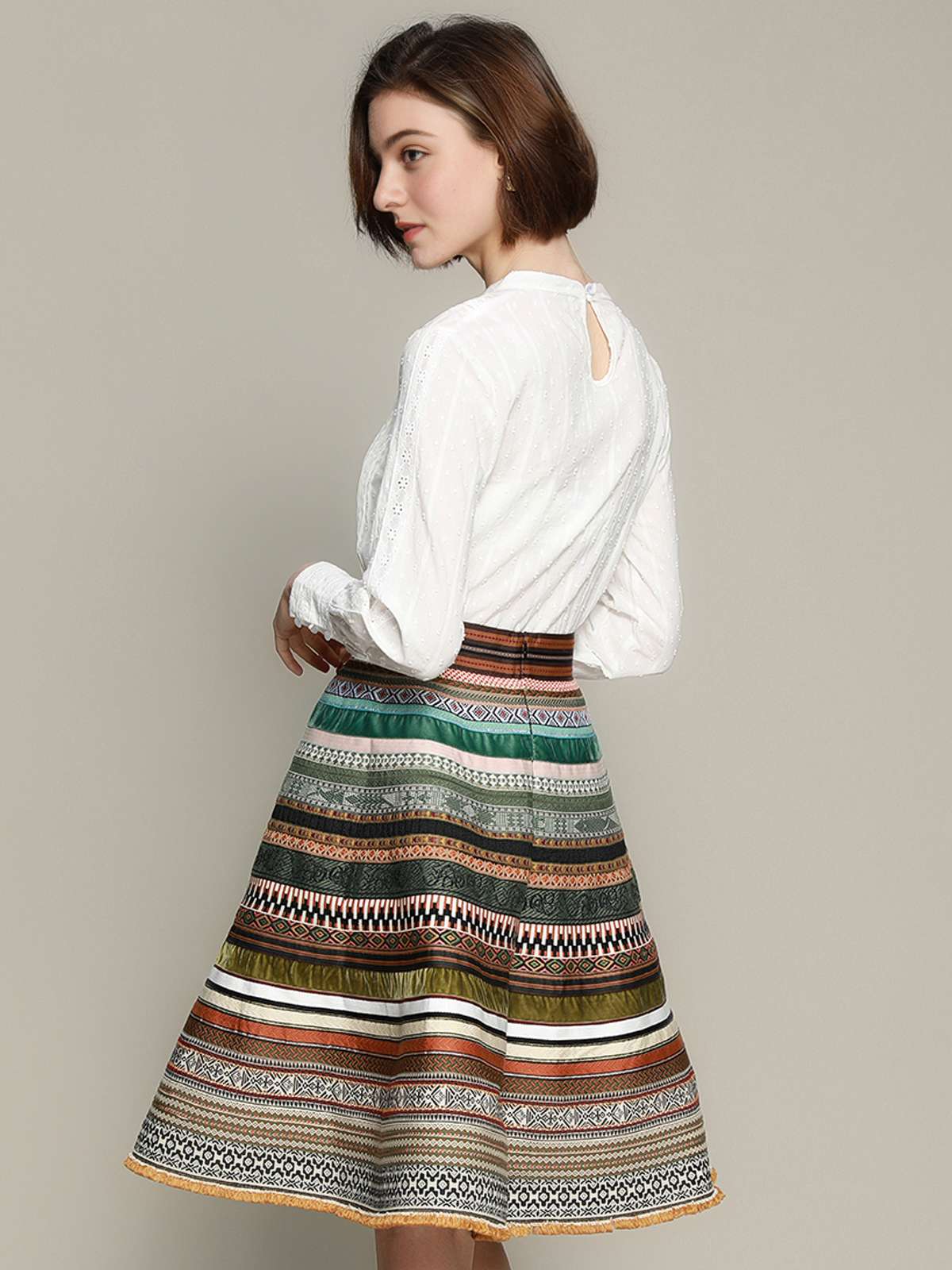 Hellgrünes Dirndl mit weißer Bluse – ein frischer Look für jeden Anlass