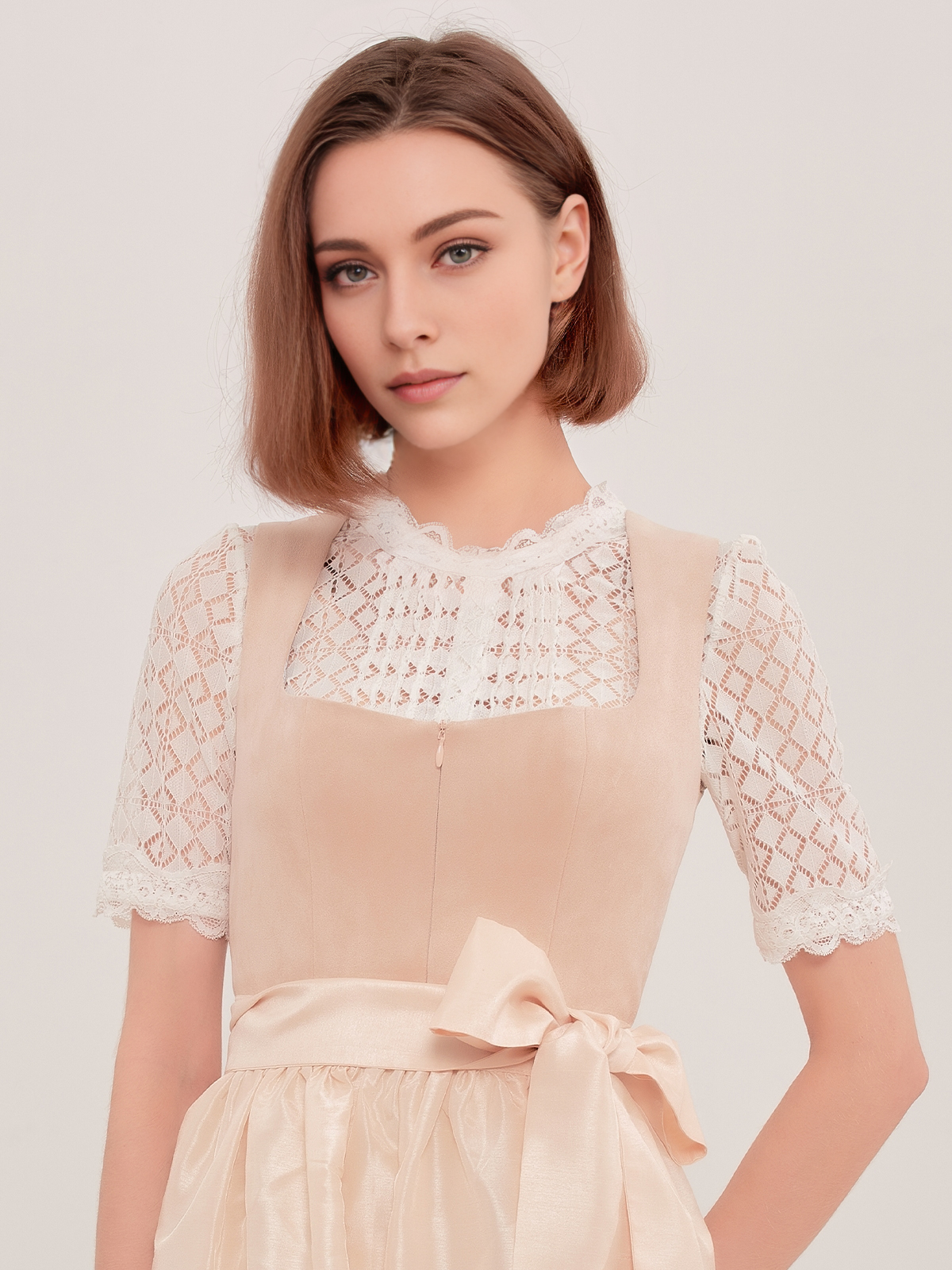 Modernes Dirndl in Beige