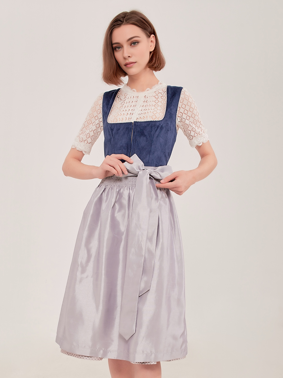 Modernes Dirndl blau beige mit urbanem Flair