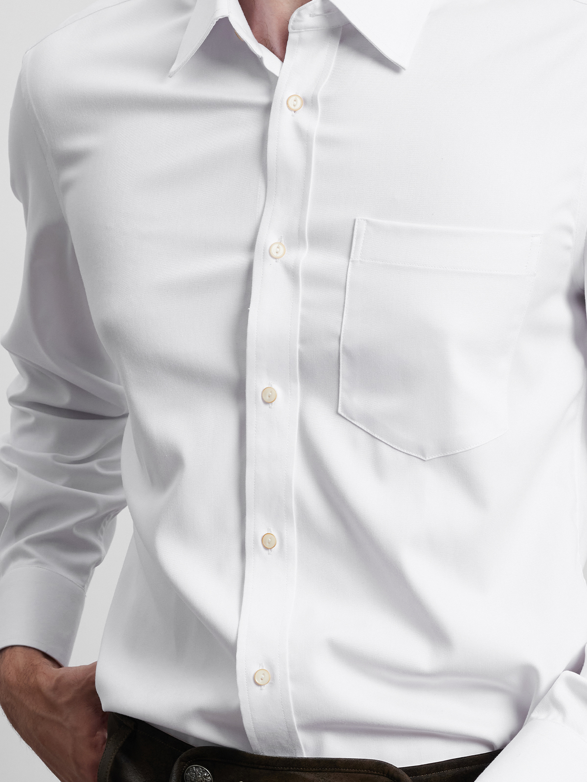 Klassisches Dirndl in Weiß mit feinen Details