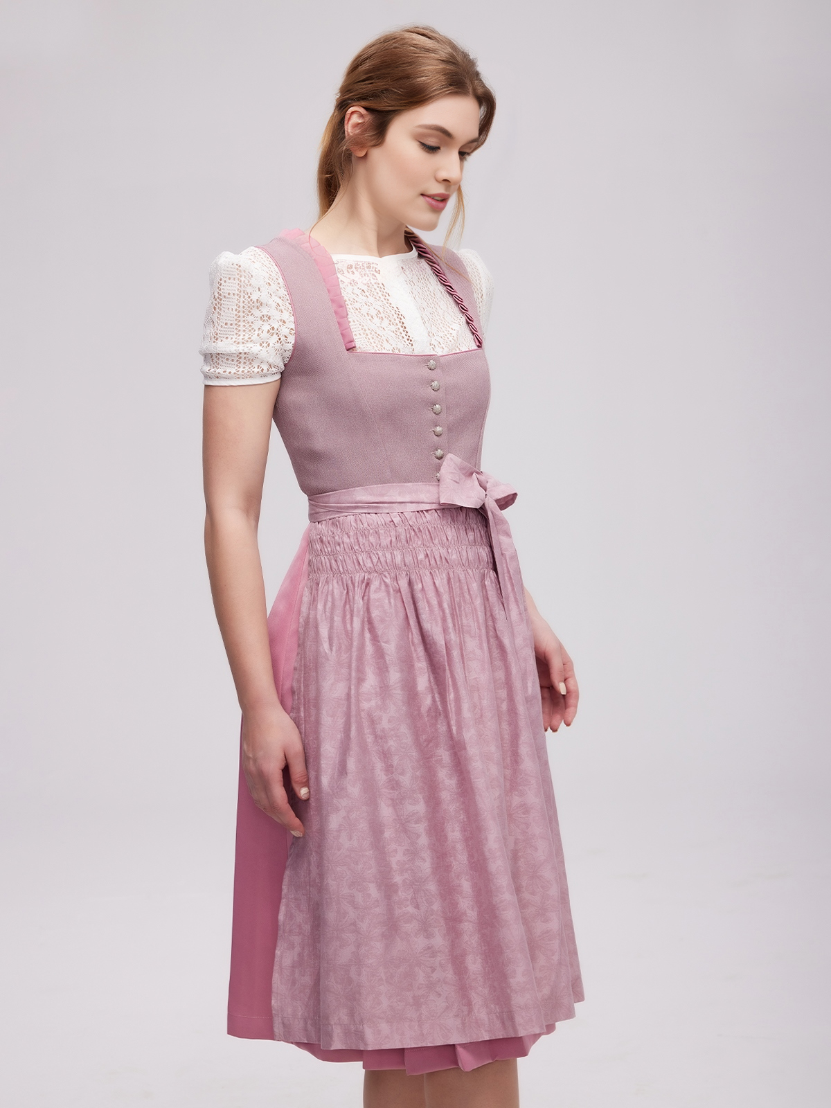 Modernes pinkes Dirndl mit figurbetonter Silhouette