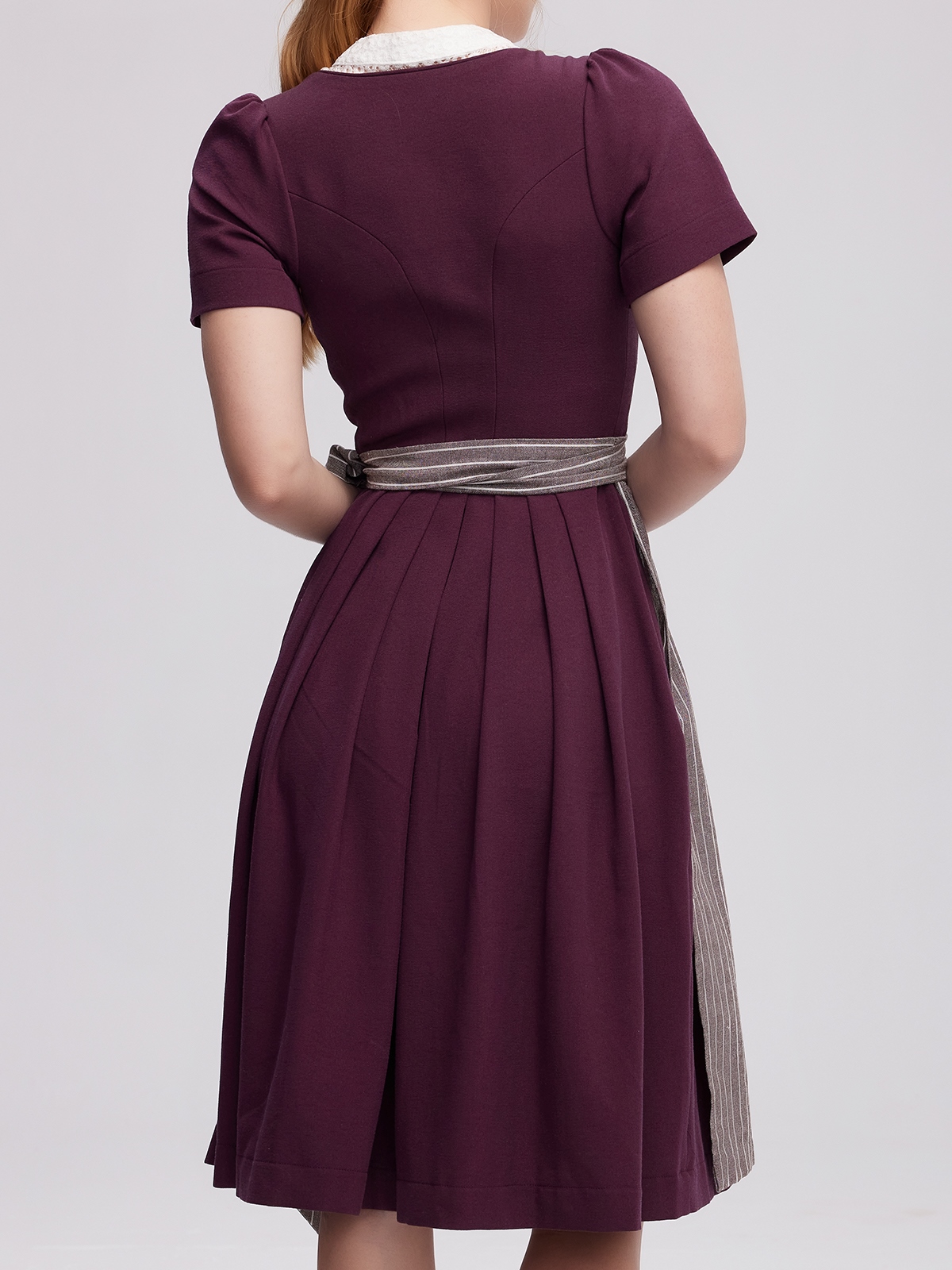 Modernes lila Dirndl für einen stilvollen Auftritt