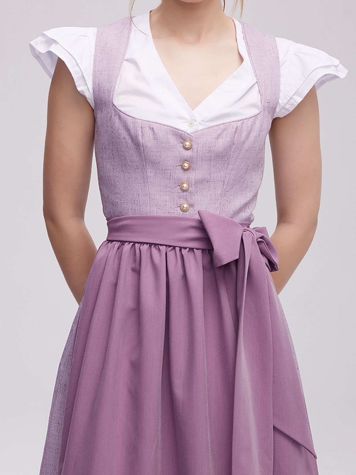 Stylisches lila Dirndl mit modernen Accessoires