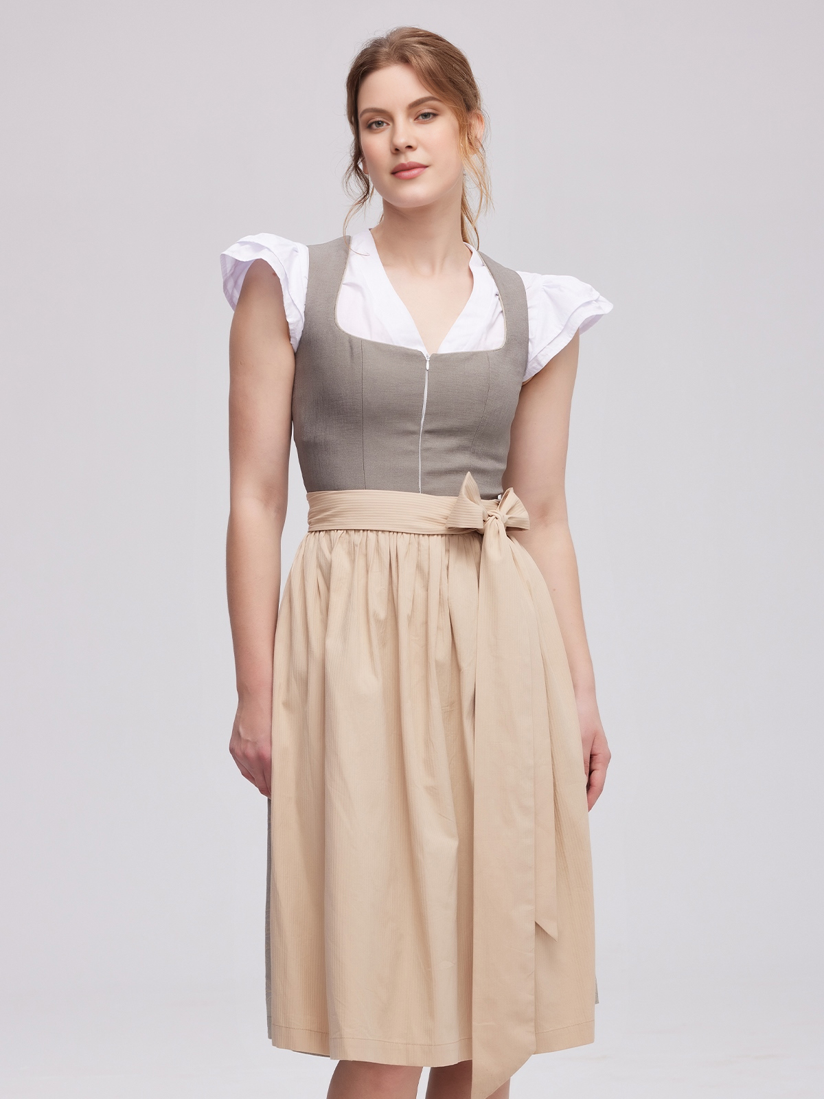 Dirndl in Grau – Eleganz und Tradition vereint