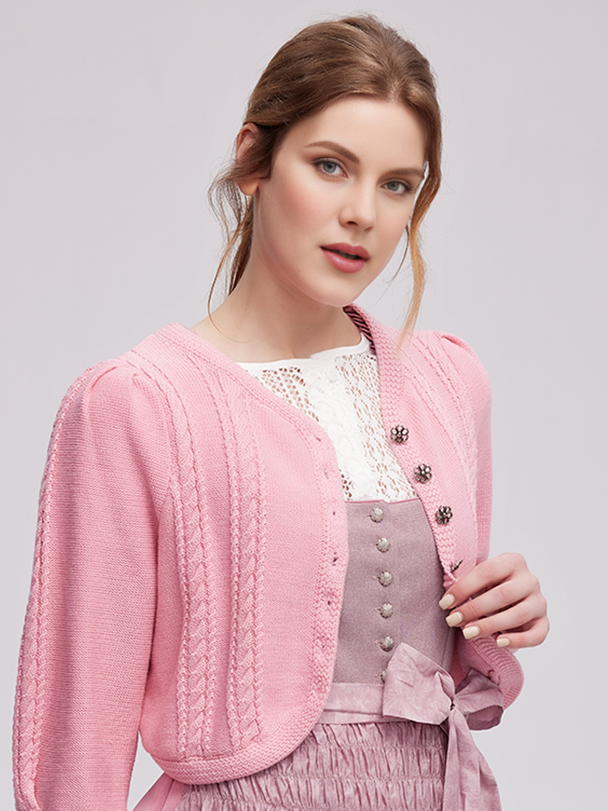 Ein graues Samt-Dirndl mit modernem Schnitt und traditionellen Details