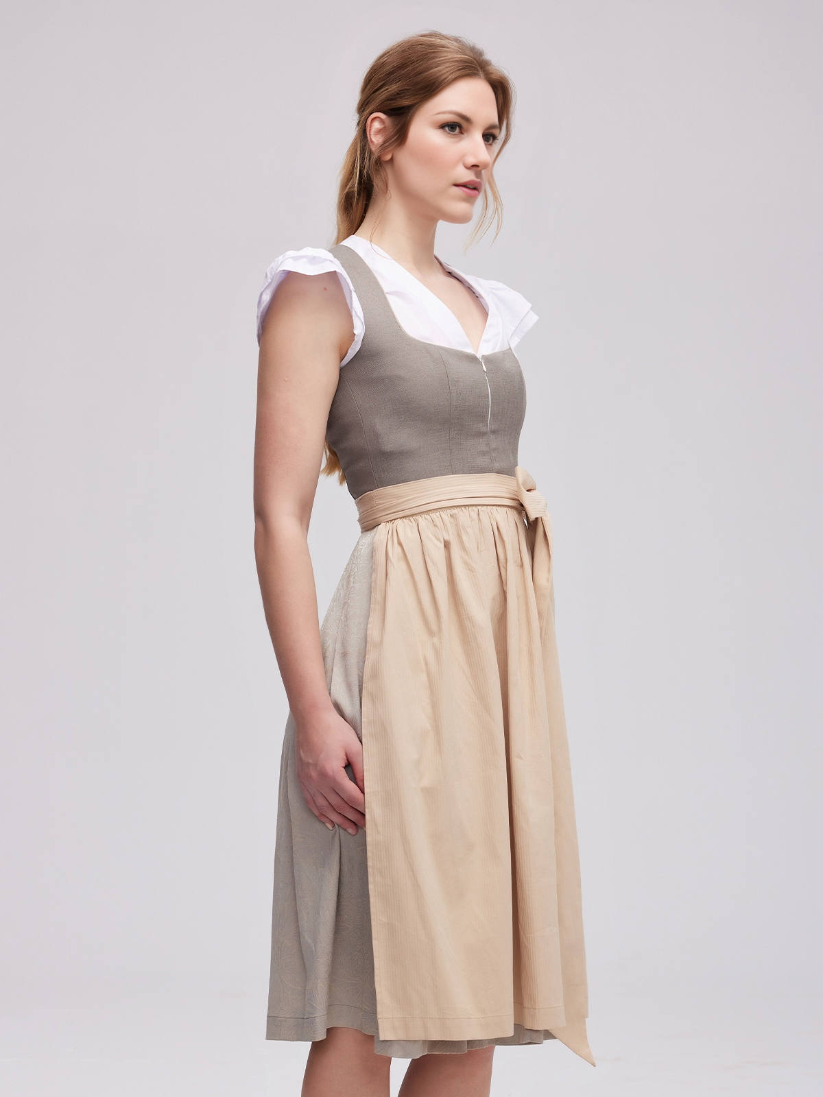 Modernes graues Dirndl mit schlankem Schnitt