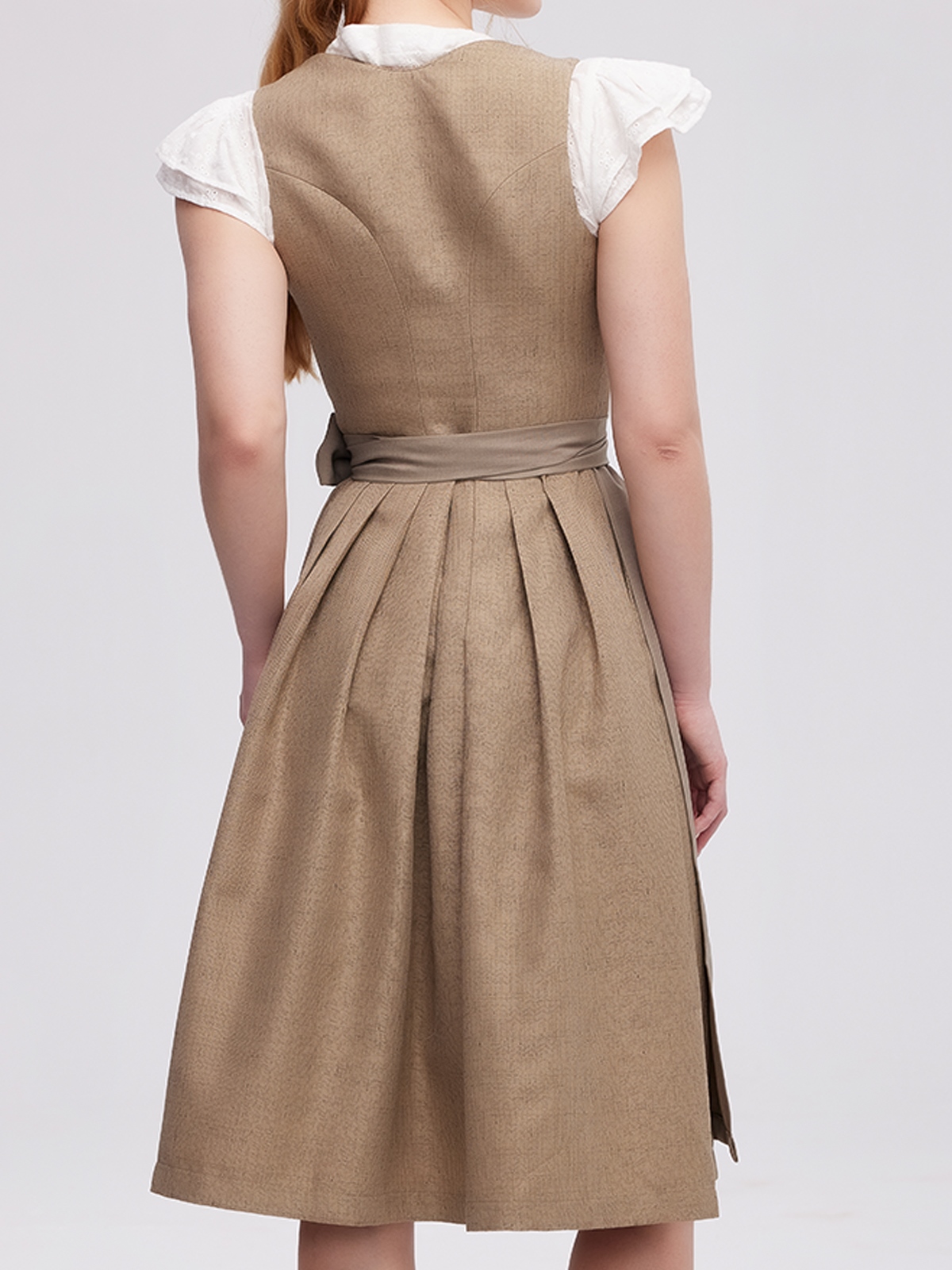 Modernes dunkelrotes Dirndl mit schlanker Silhouette