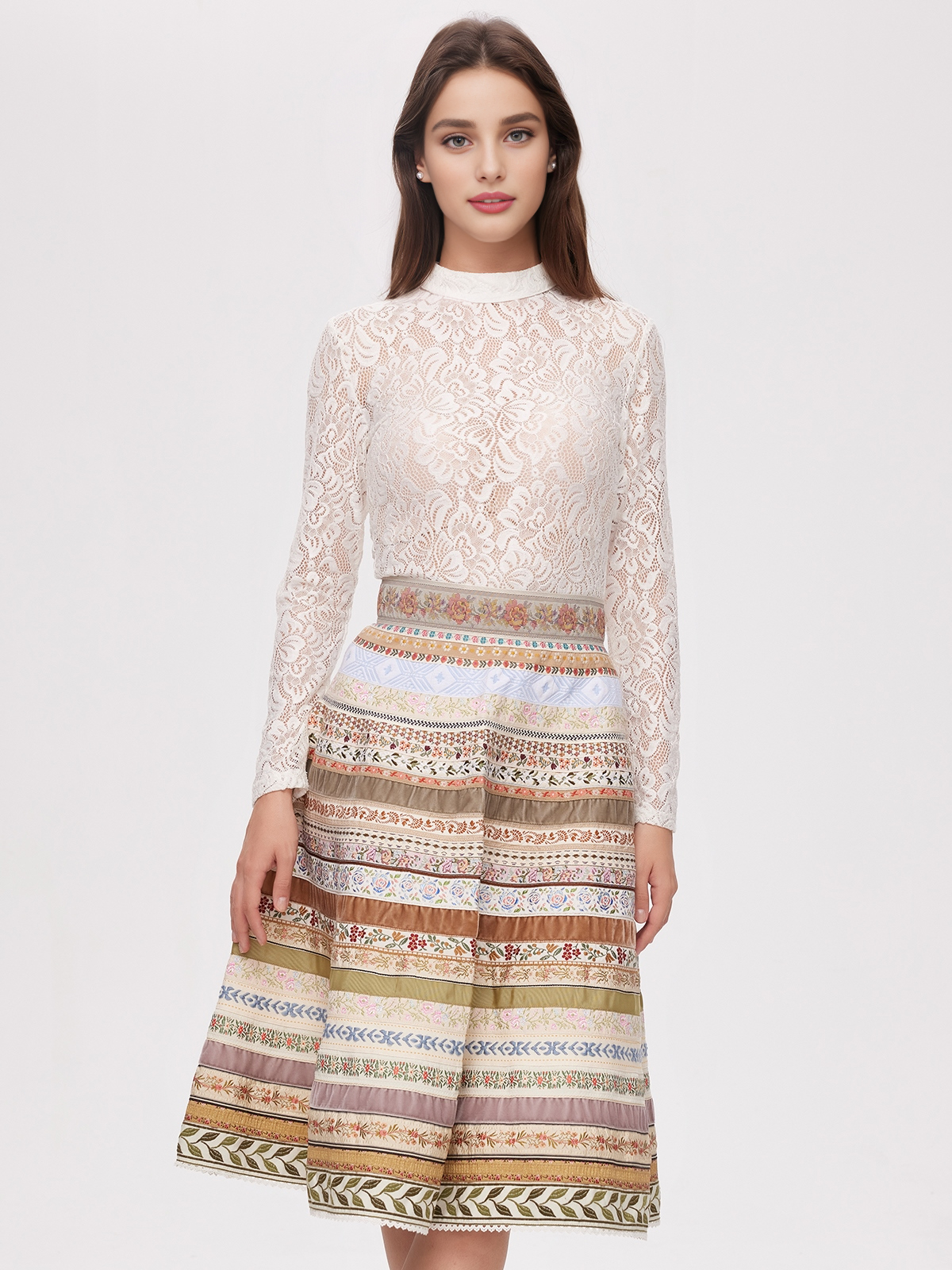 Modernes Dirndl in Beige mit raffiniertem Schnitt