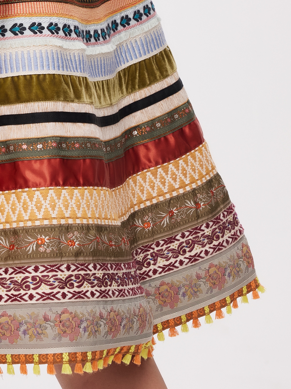 Ein elegantes grünes Dirndl mit floralen Details