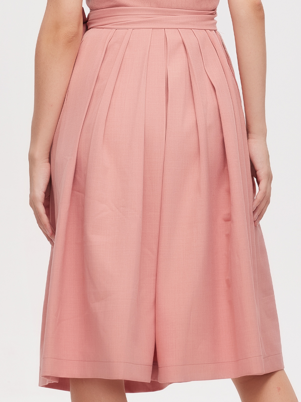 Modernes hellblaues Dirndl mit femininem Schnitt