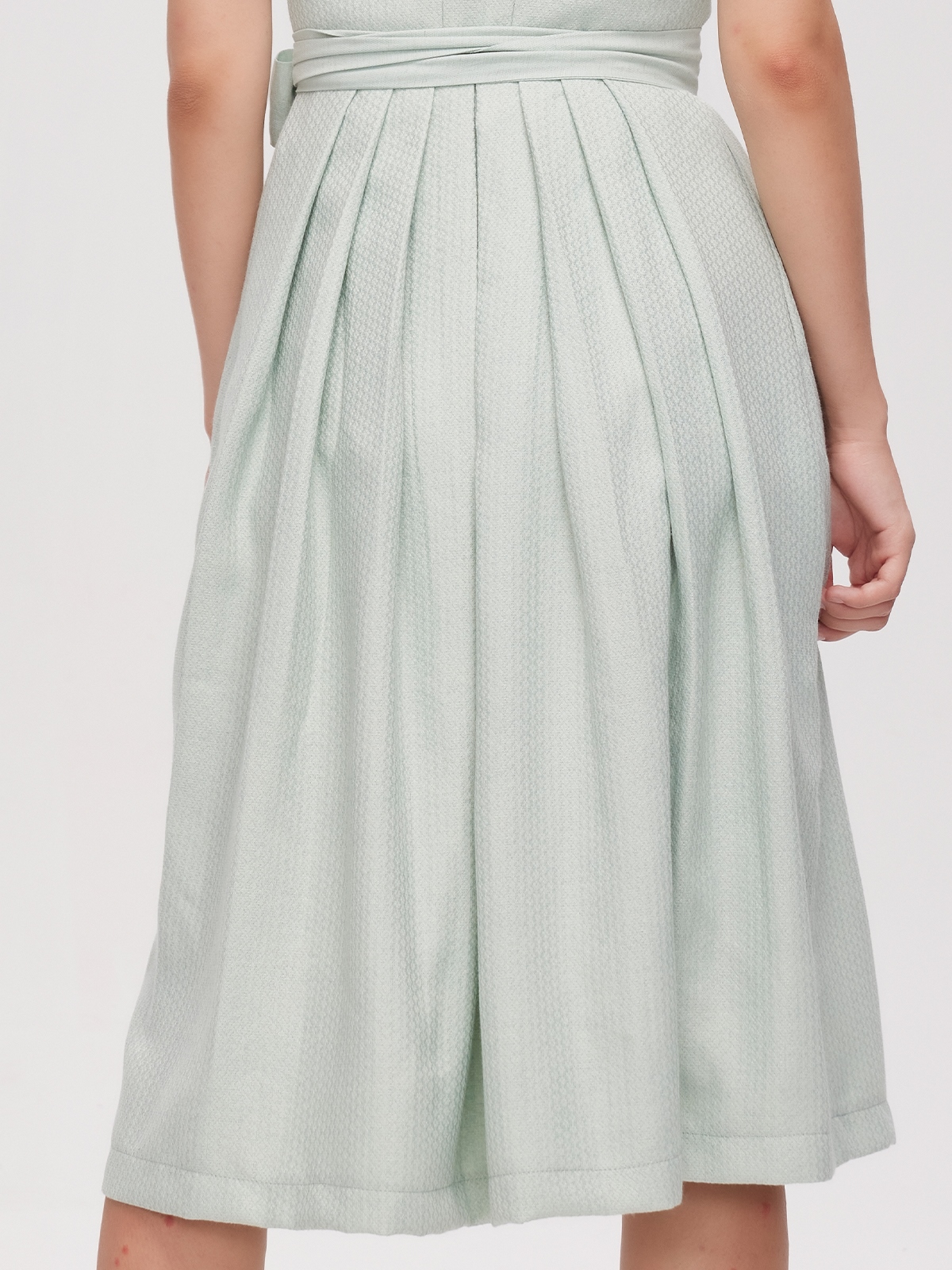 Ein Dirndl in frischem Hellblau mit floralen Details