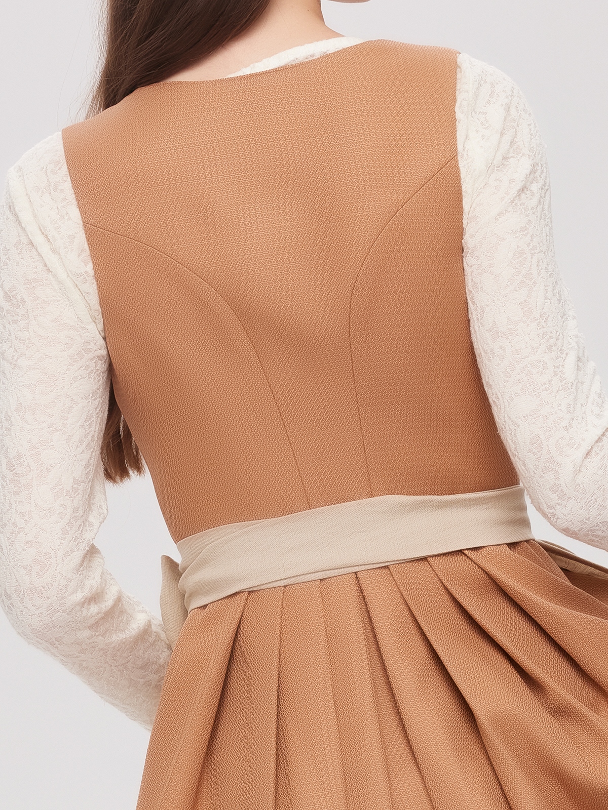 Modernes Dirndl in Orange