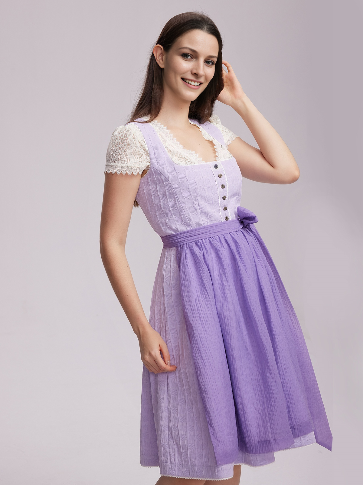Modernes Dirndl in Lila – perfekt für den urbanen Look