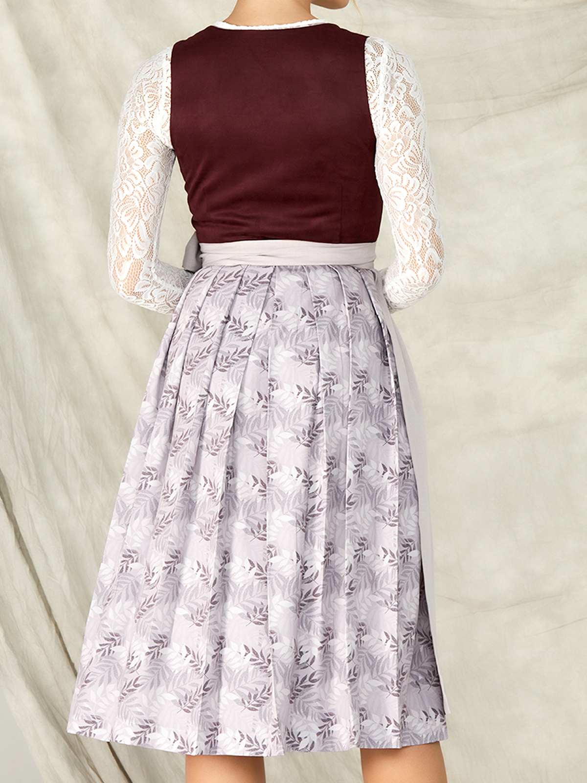 Rot Schwarz Dirndl – Tradition und Moderne vereint