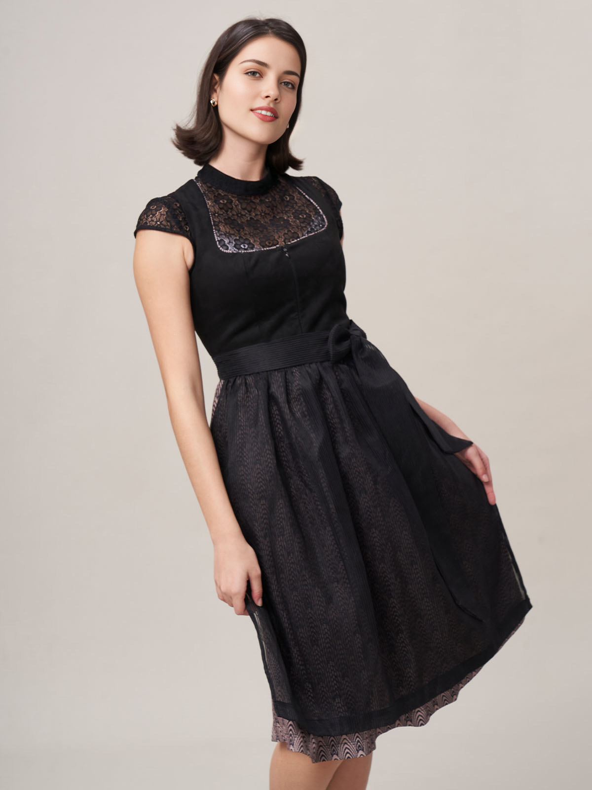 Ein strahlendes gelbes Dirndl mit feinen Details