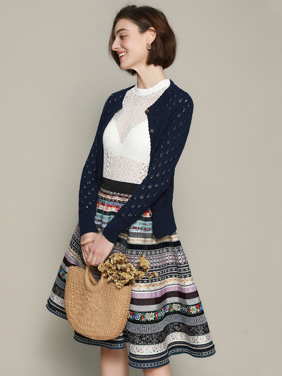 Modernes Dirndl in Weiß mit floraler Stickerei