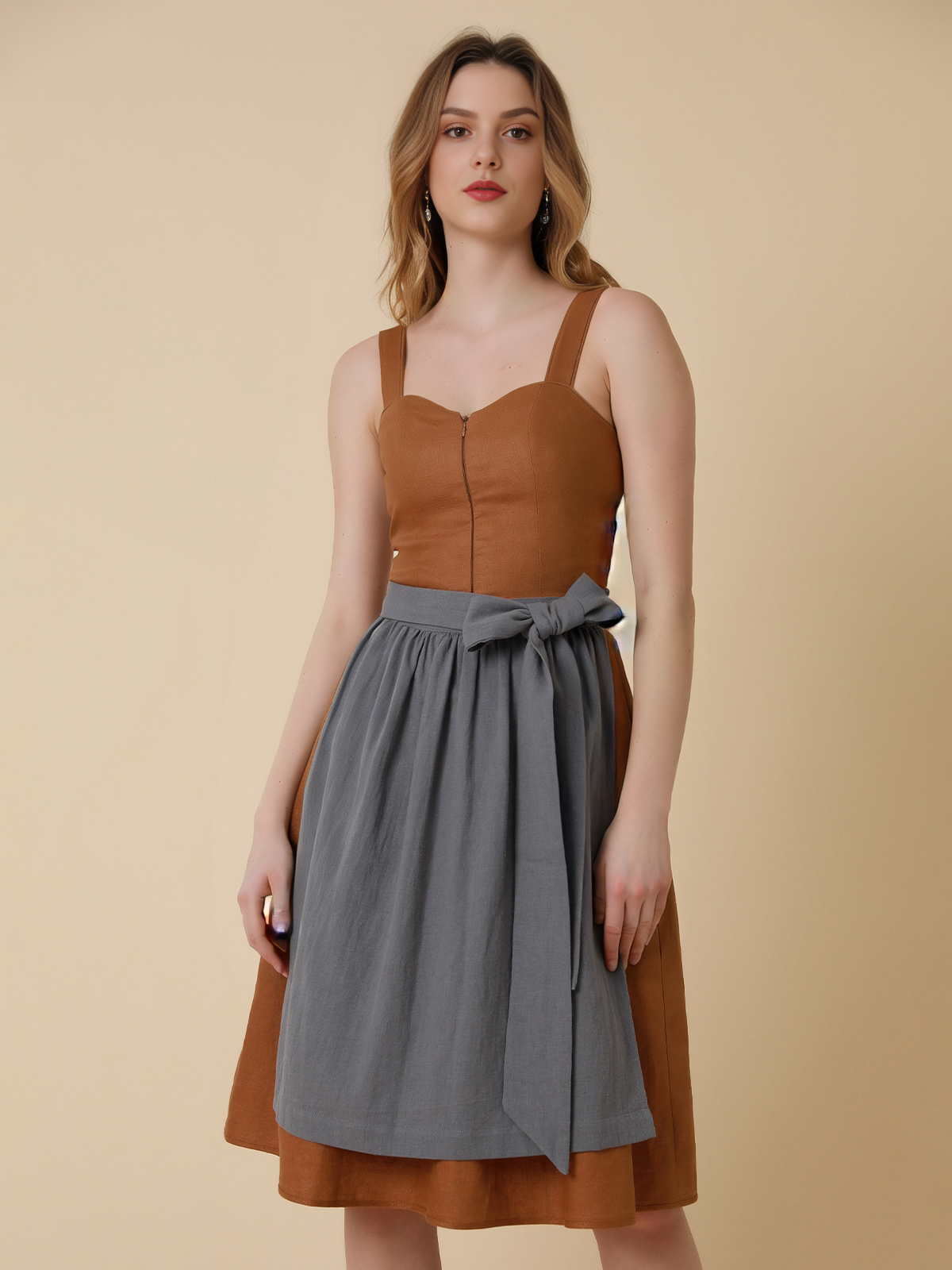 Elegantes Dirndl mit Spitzenbluse