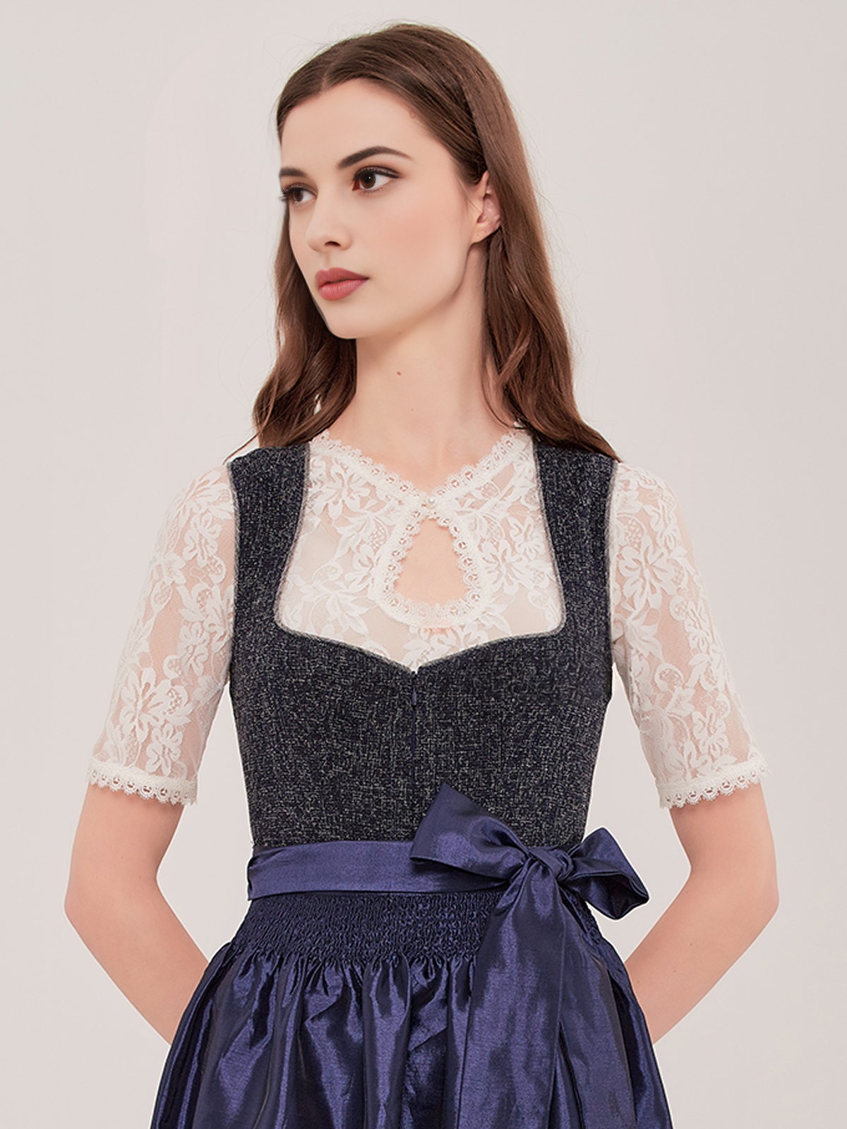 Moderne Dirndlbluse in Blau